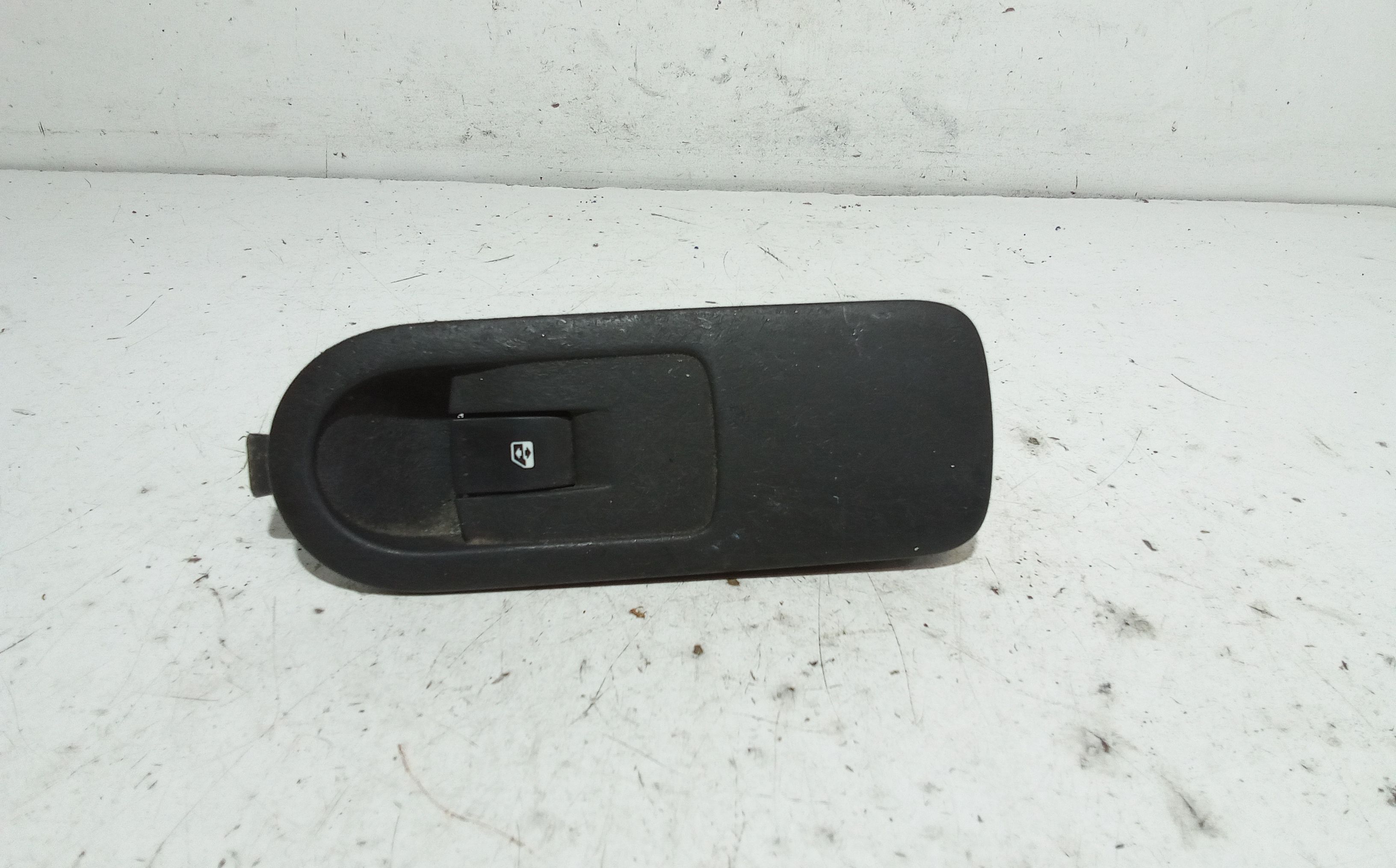 Interruttore Alzacristalli Porta Ant. Destro 8200220511 Usato