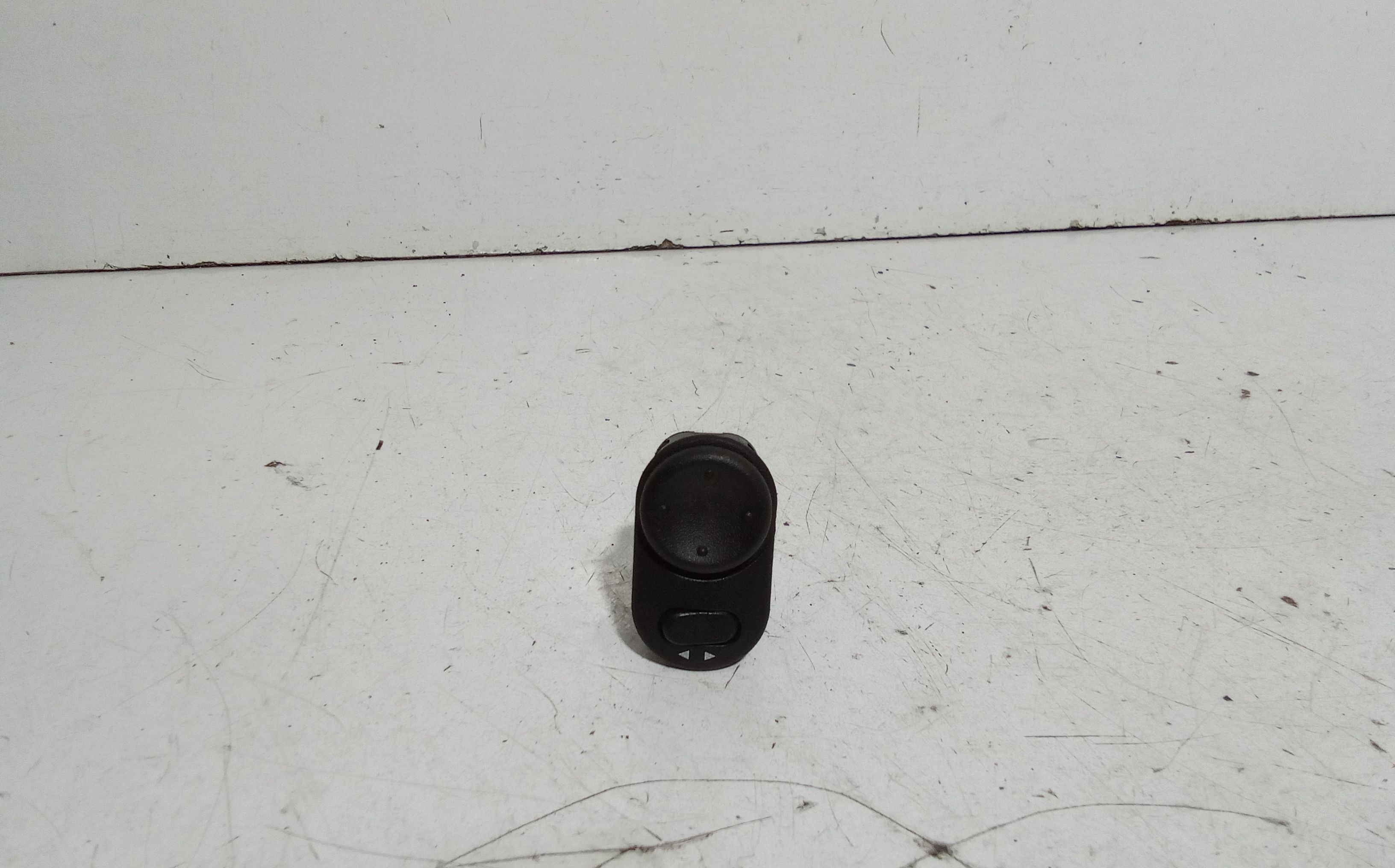 Interruttore Regolazione Retrovisore Est. 9226863 Usato