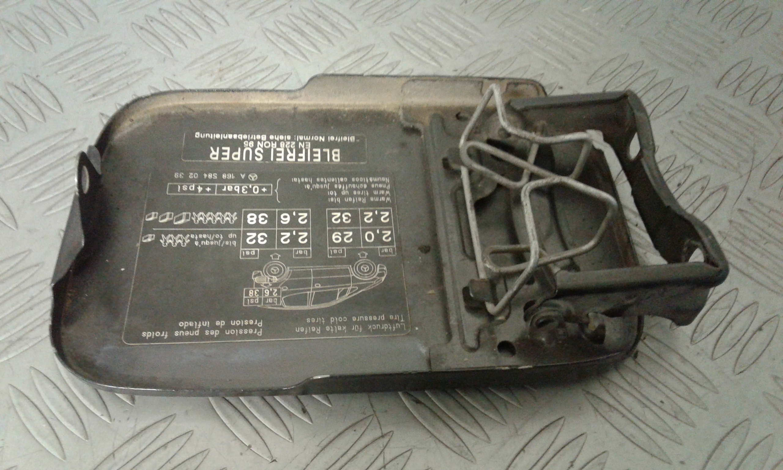 Sportello Carburante A1687500106 Usato