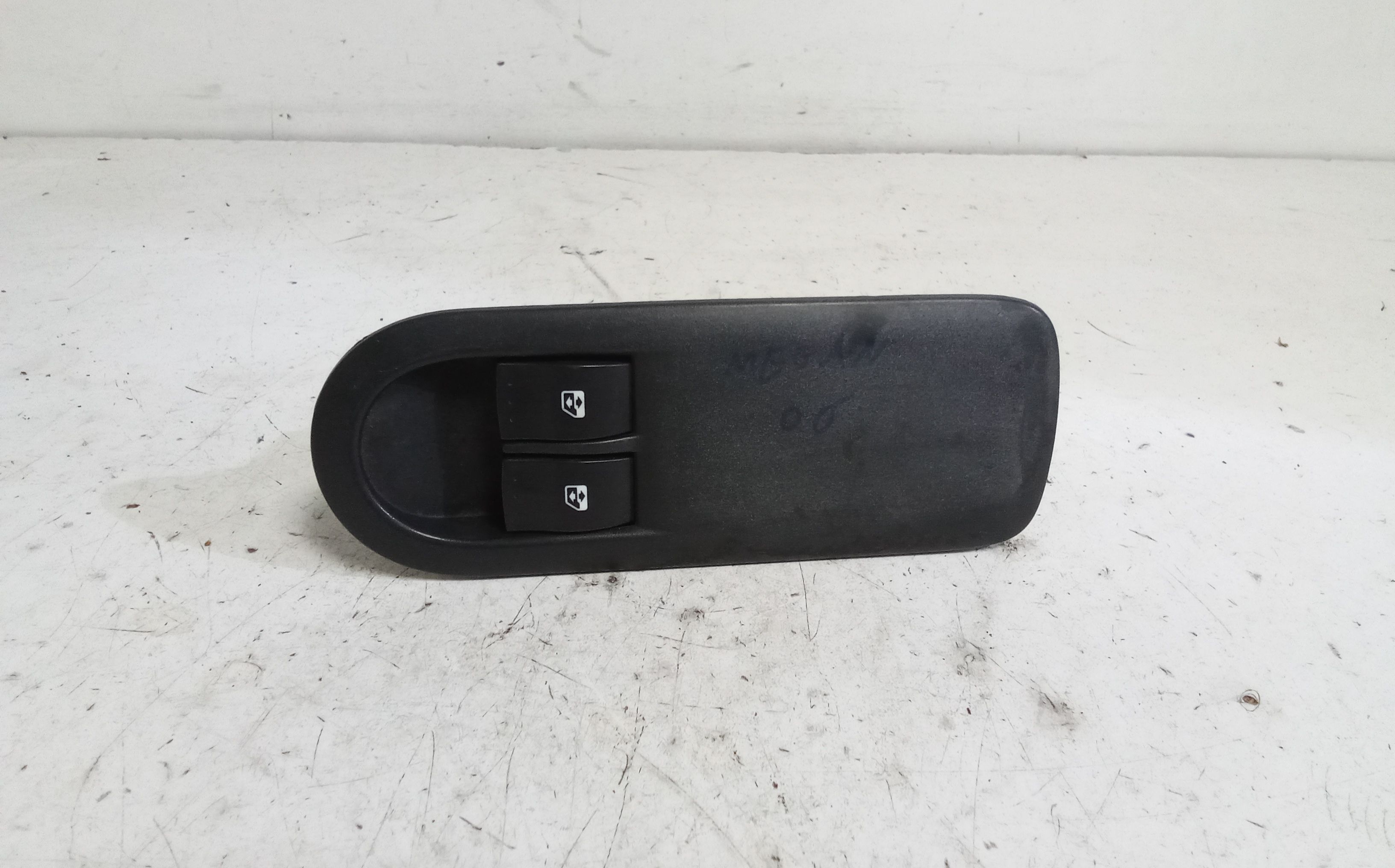 Interruttore Alzacristalli Porta Ant. Sinistro 8200108269 Usato