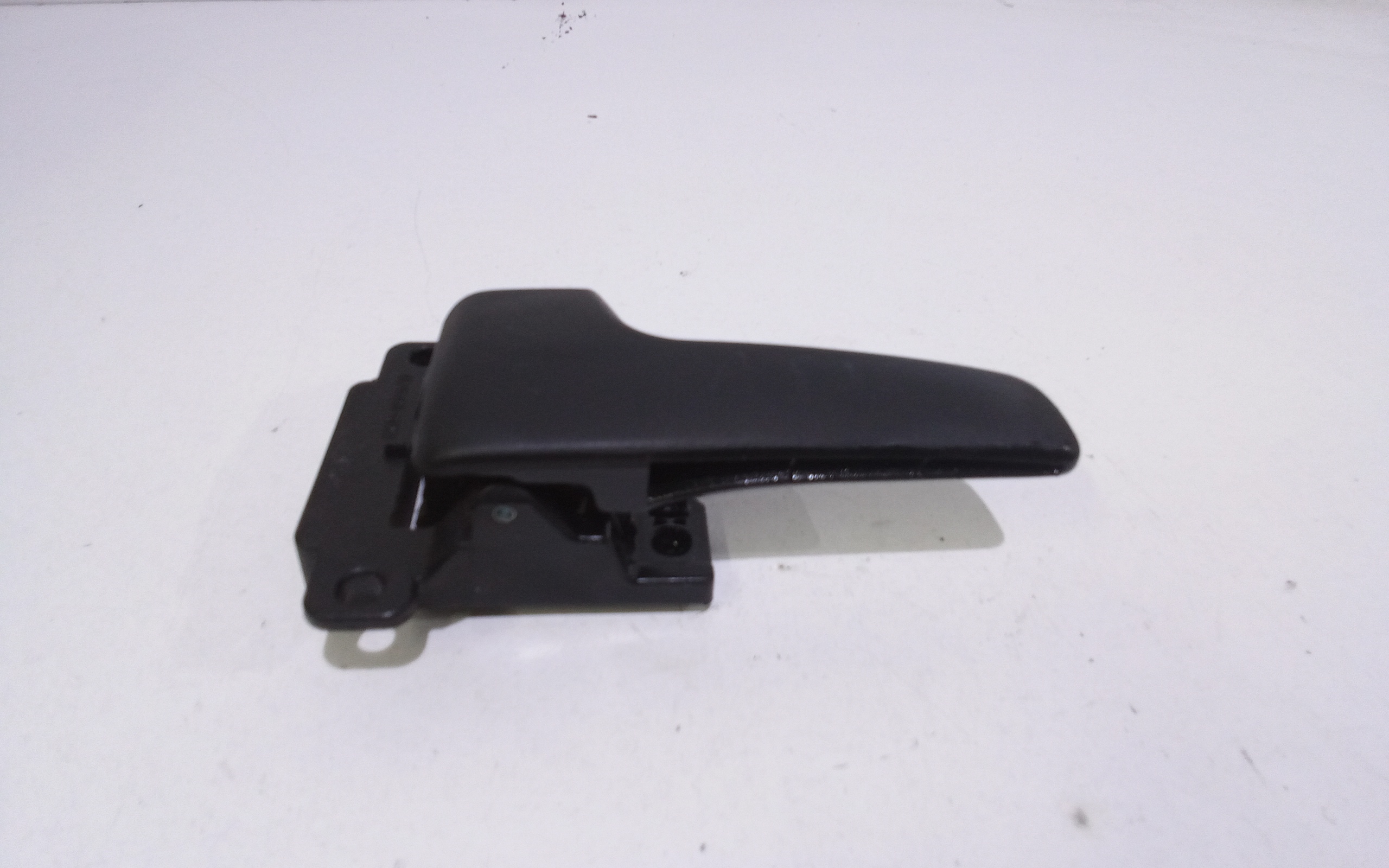 Maniglia Int. Apertura Porta Ant. Sinistro 826201P000EQ Usato