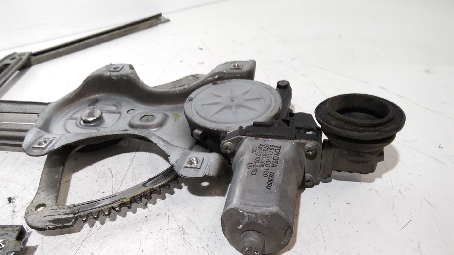 Alzacristallo Porta Ant. Destro 698100D010 Usato