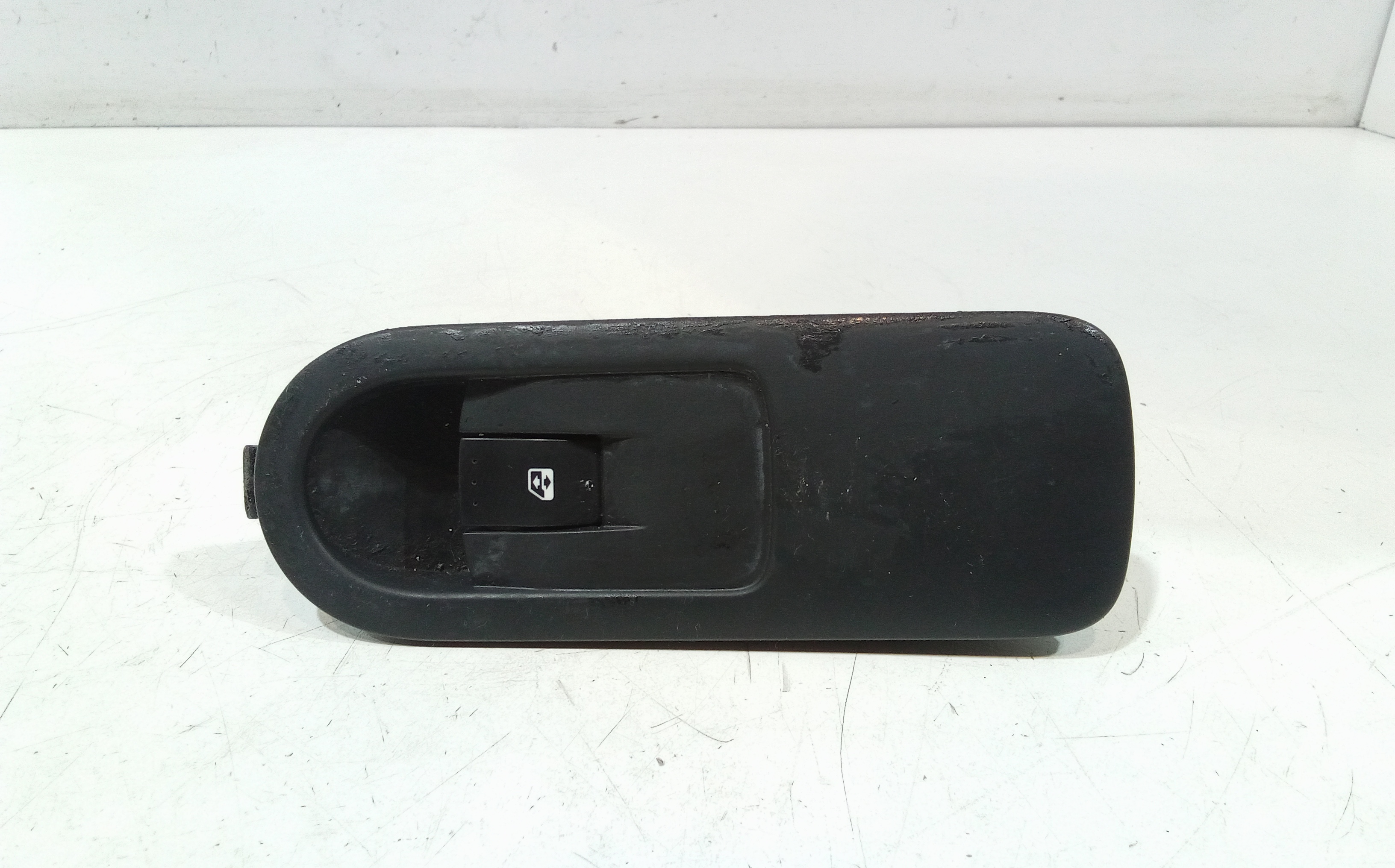 Interruttore Alzacristalli Porta Ant. Destro 8200220511 Usato