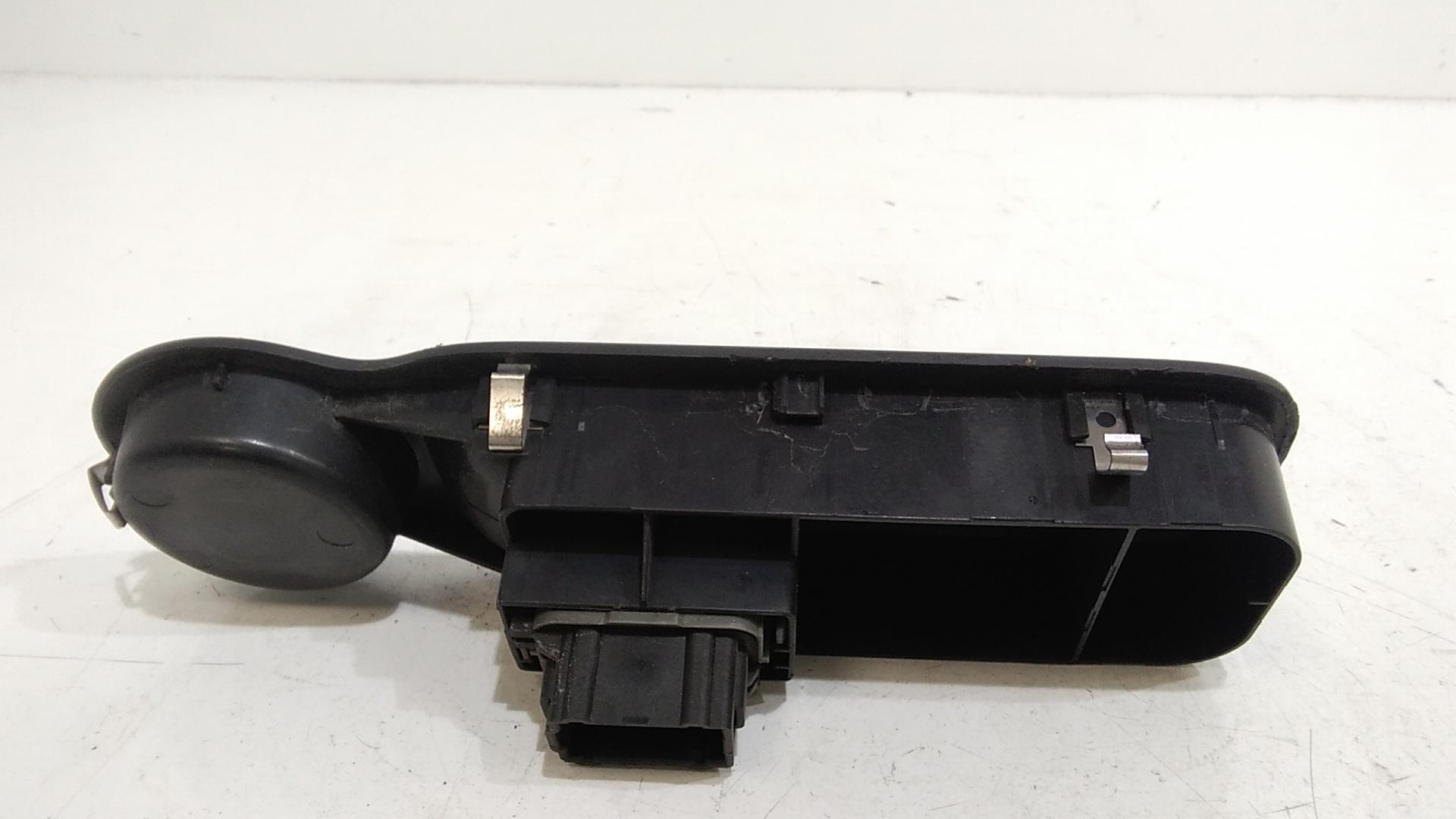 Interruttore Alzacristalli Porta Ant. Destro 8200214936 Usato