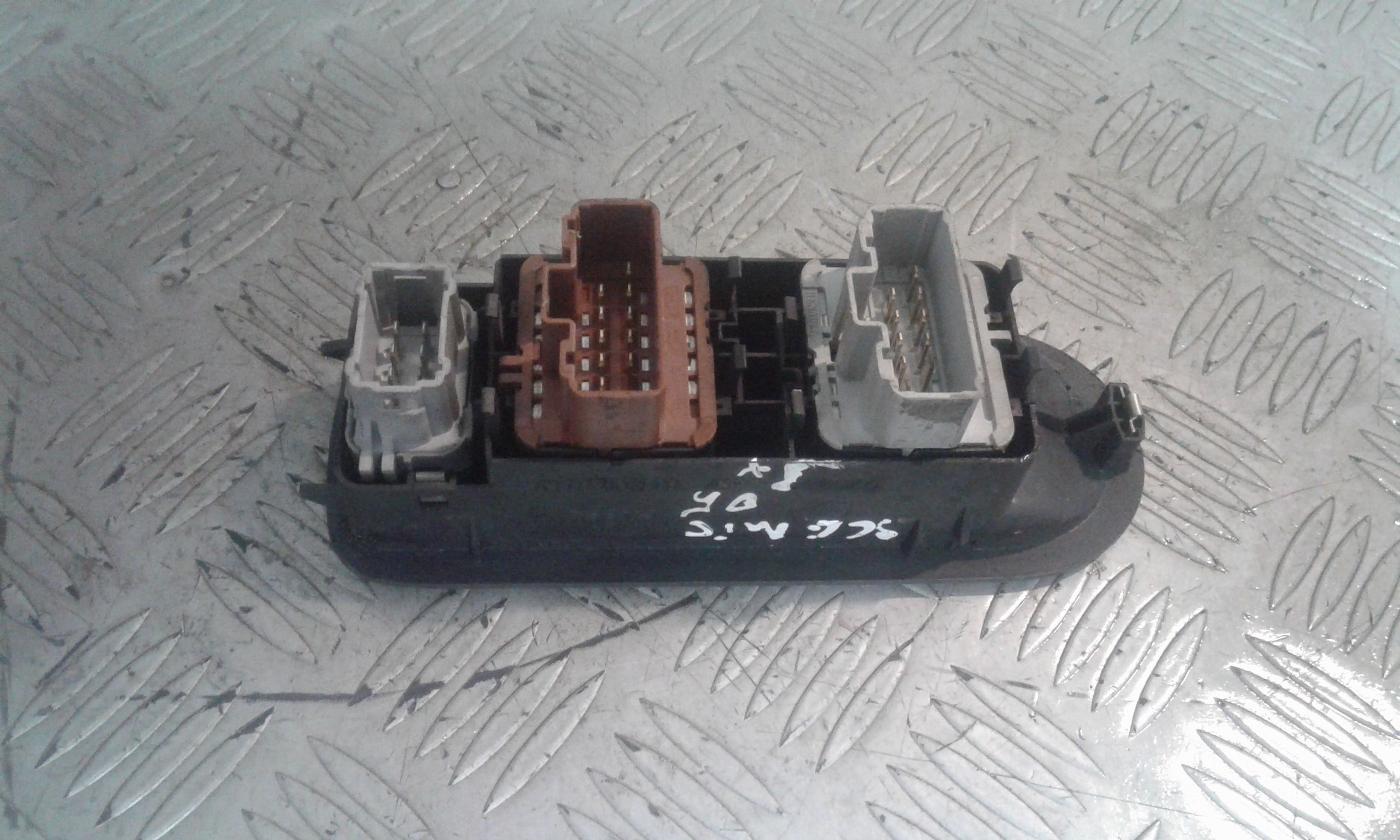 Interruttore Alzacristalli Porta Ant. Sinistro 8200107772 Usato