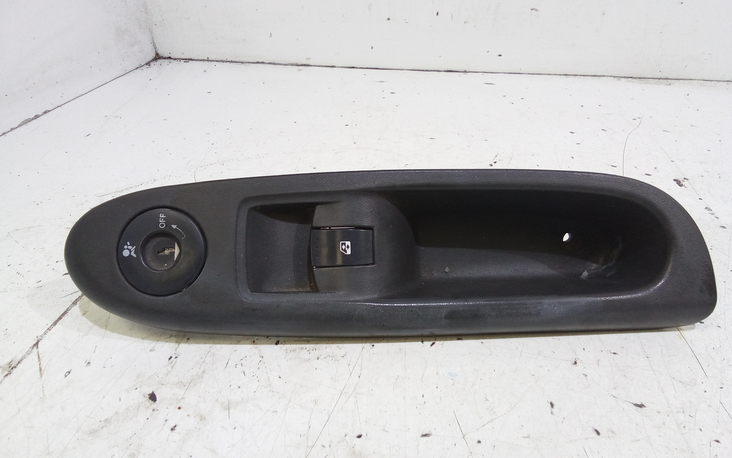 Interruttore Alzacristalli Porta Ant. Destro 8200214936 Usato