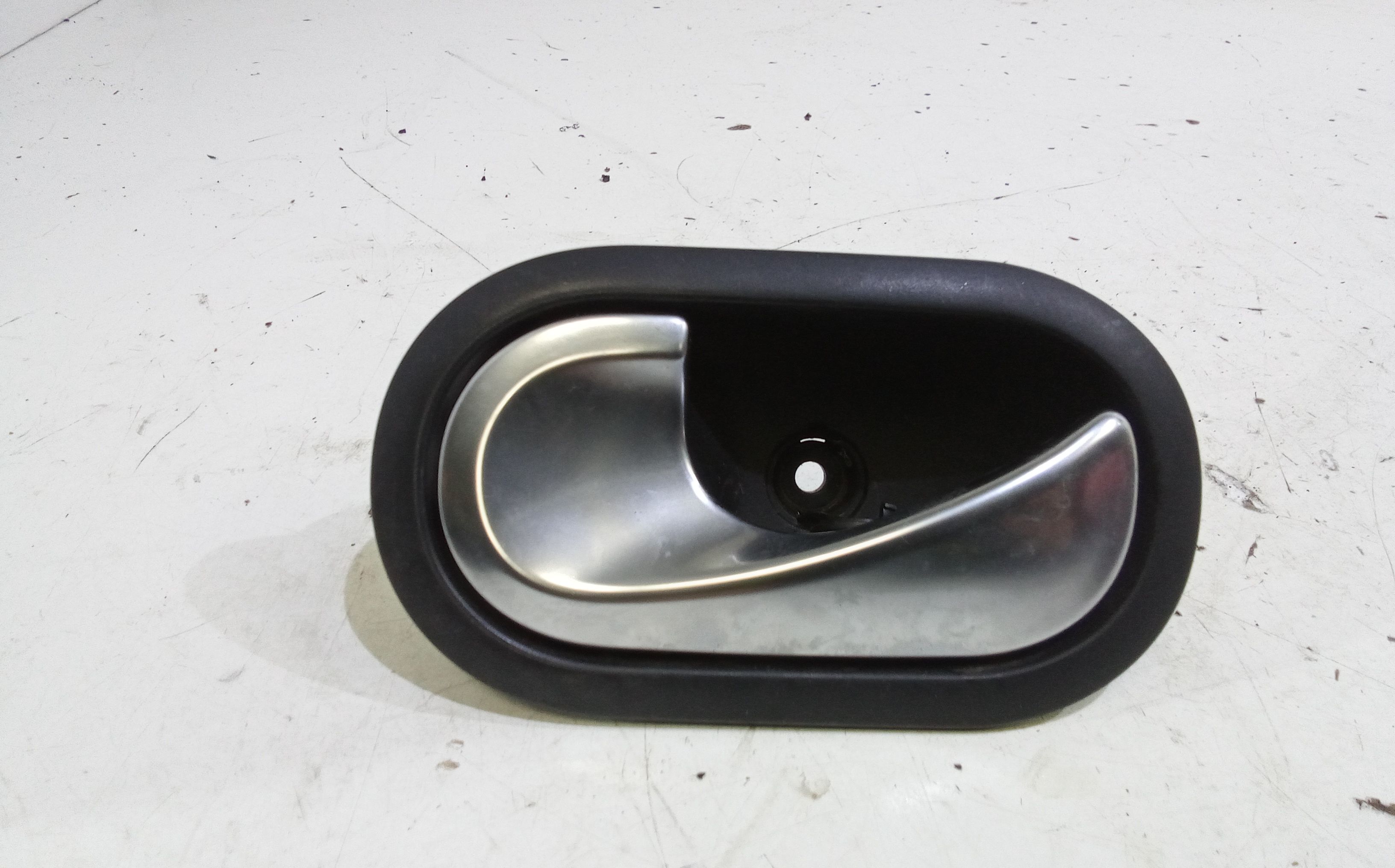 Maniglia Int. Apertura Porta Ant. Sinistro 8200247802 Usato