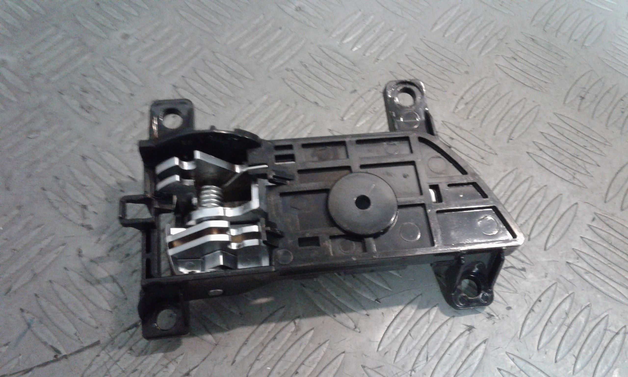 Maniglia Int. Apertura Porta Ant. Sinistro 826102P000XMH Usato