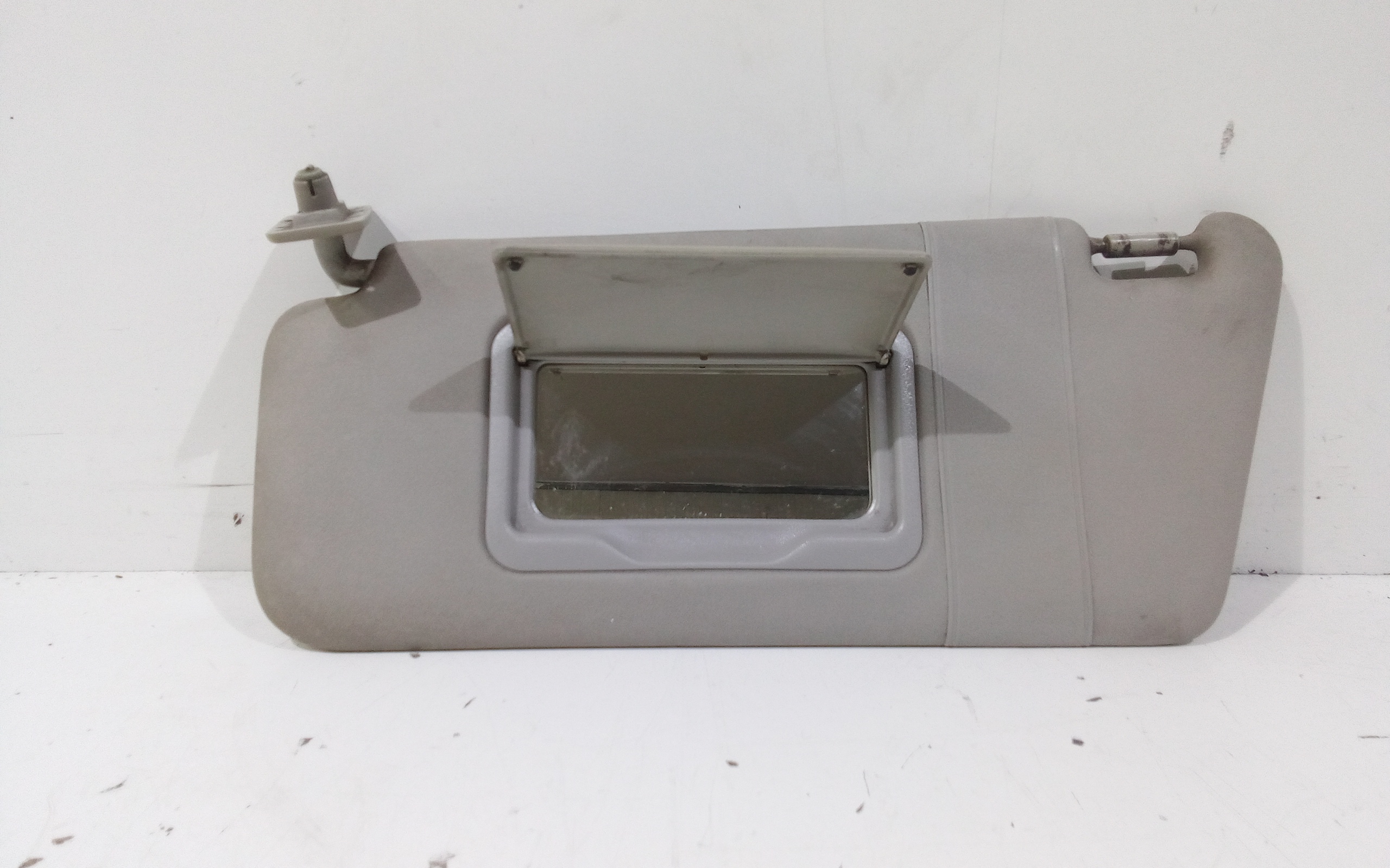 Aletta Parasole Parabrezza Sinistro A1688100110 Usato