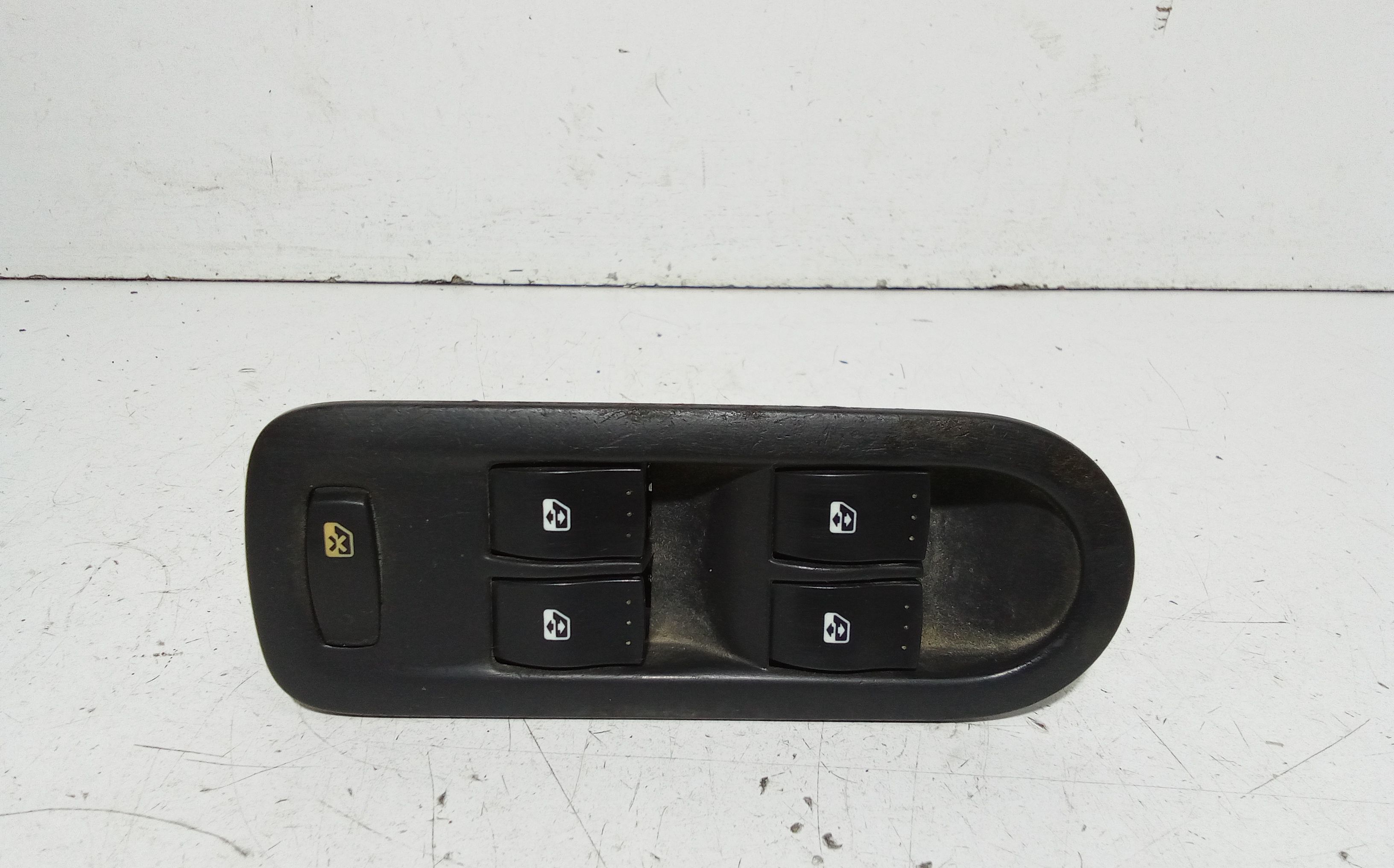 Interruttore Alzacristalli Porta Ant. Sinistro 8200107772 Usato