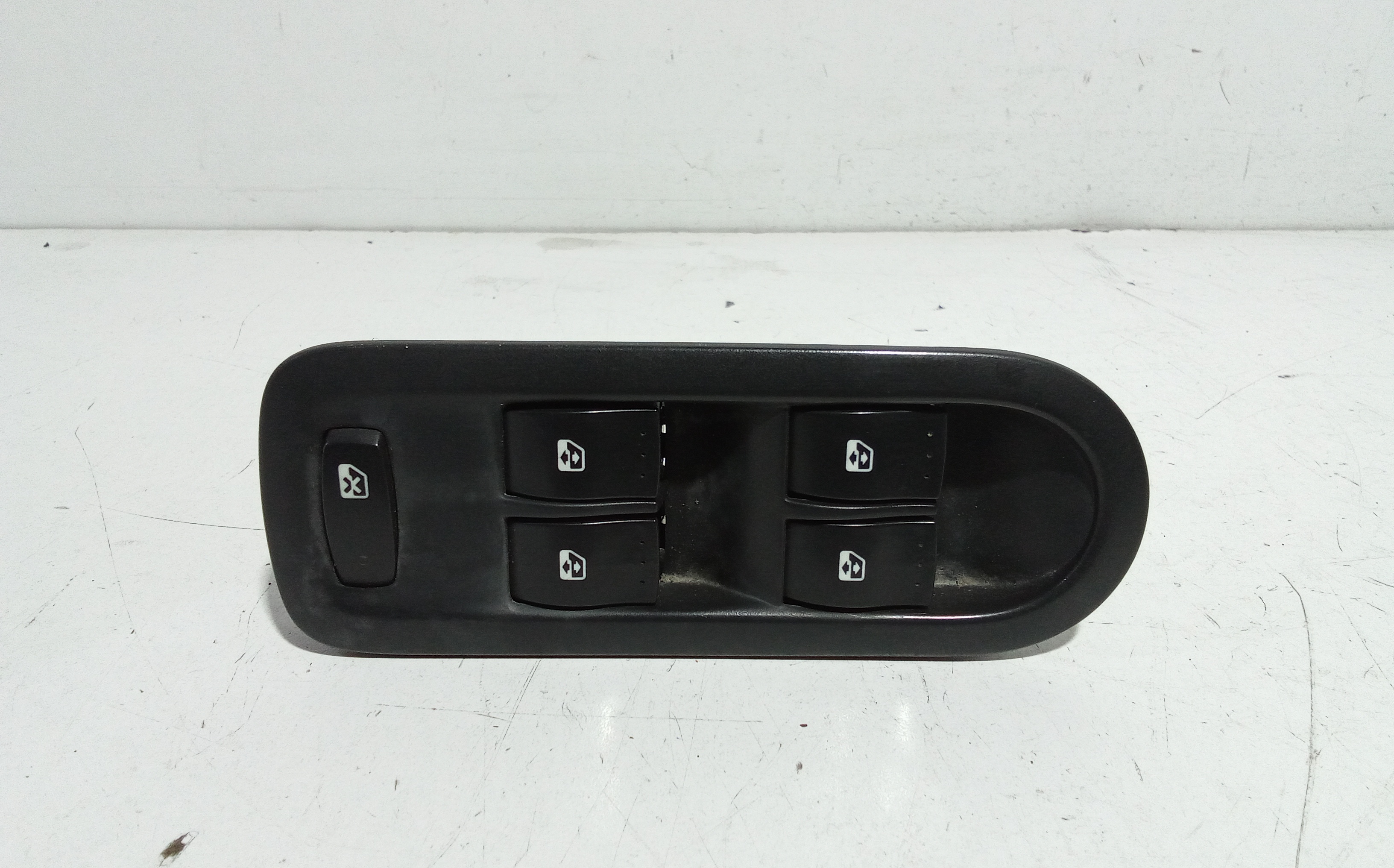 Interruttore Alzacristalli Porta Ant. Sinistro 8200108269 Usato