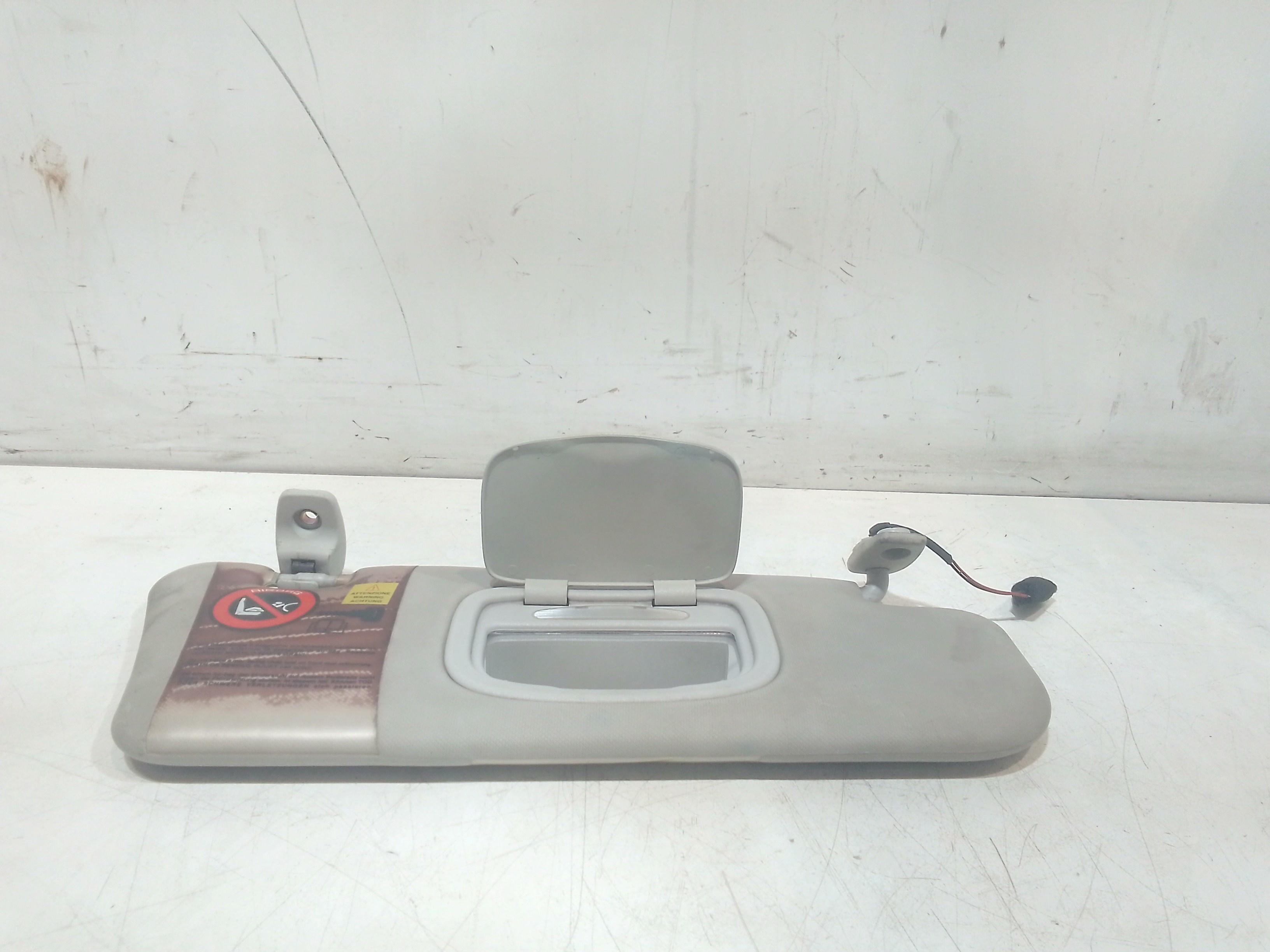 Aletta Parasole Parabrezza Destro 735420448 Usato