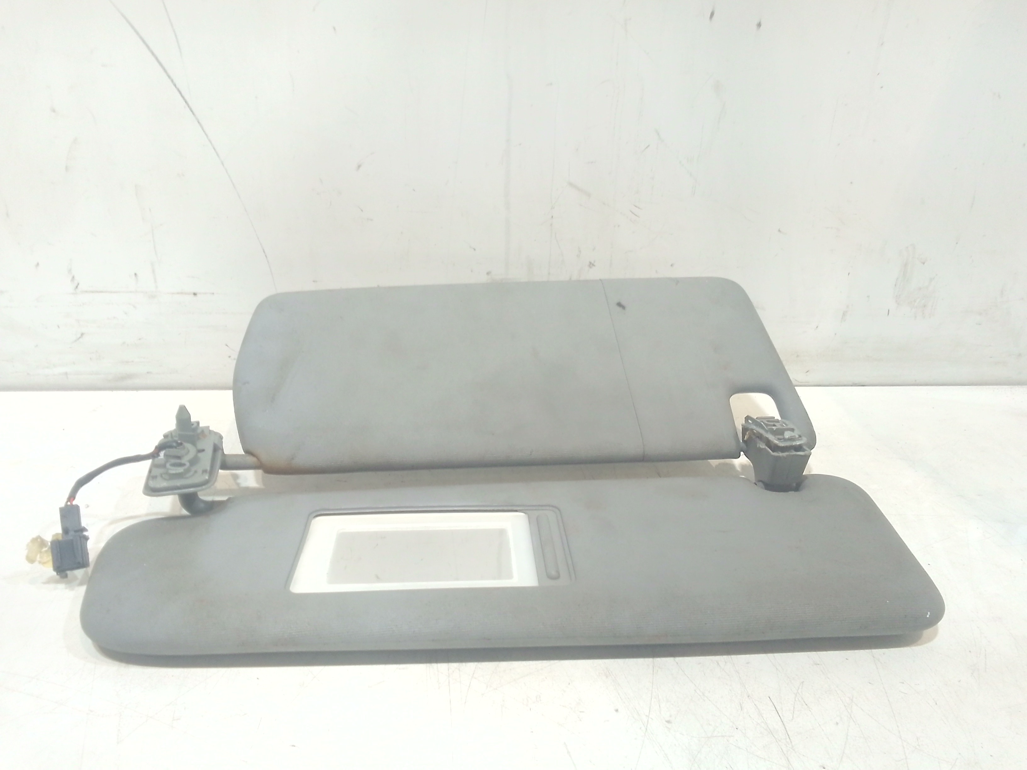 Aletta Parasole Parabrezza Sinistro 7L6857551AQ3W5 Usato