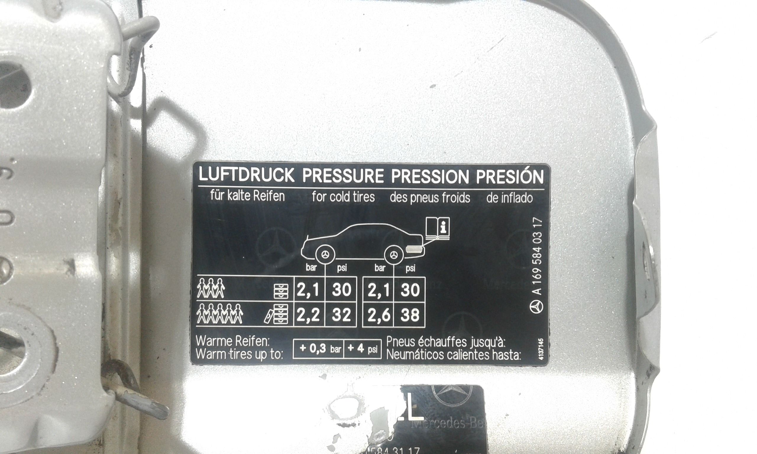 Sportello Carburante A1697500106 Usato