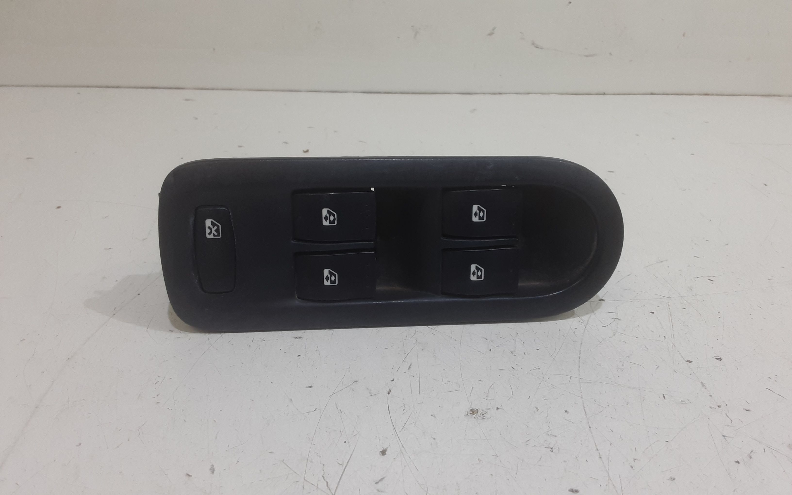 Interruttore Alzacristalli Porta Ant. Sinistro 8200108269 Usato