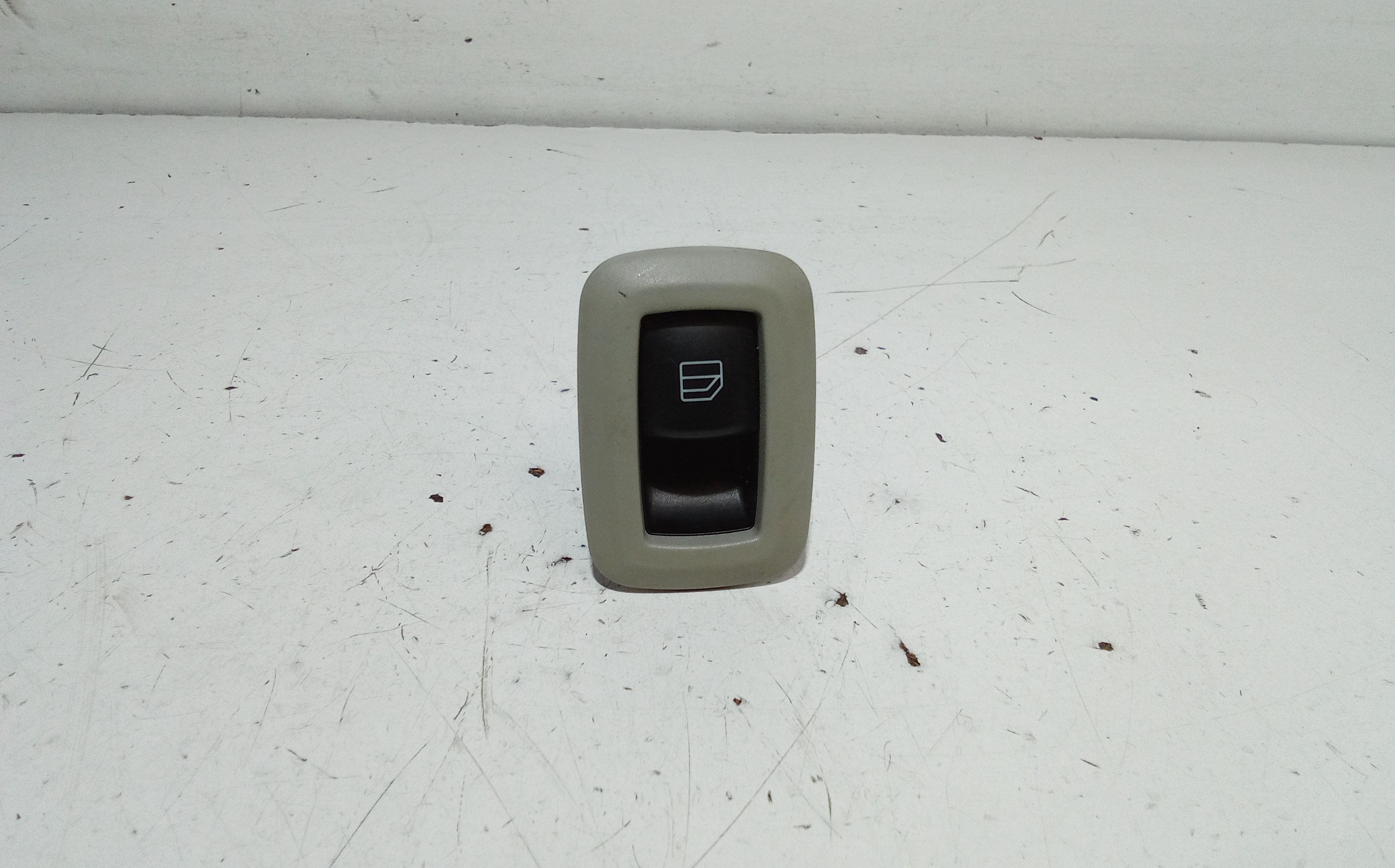 Interruttore Alzacristalli Porta Post. Sinistro A16982100599051 Usato