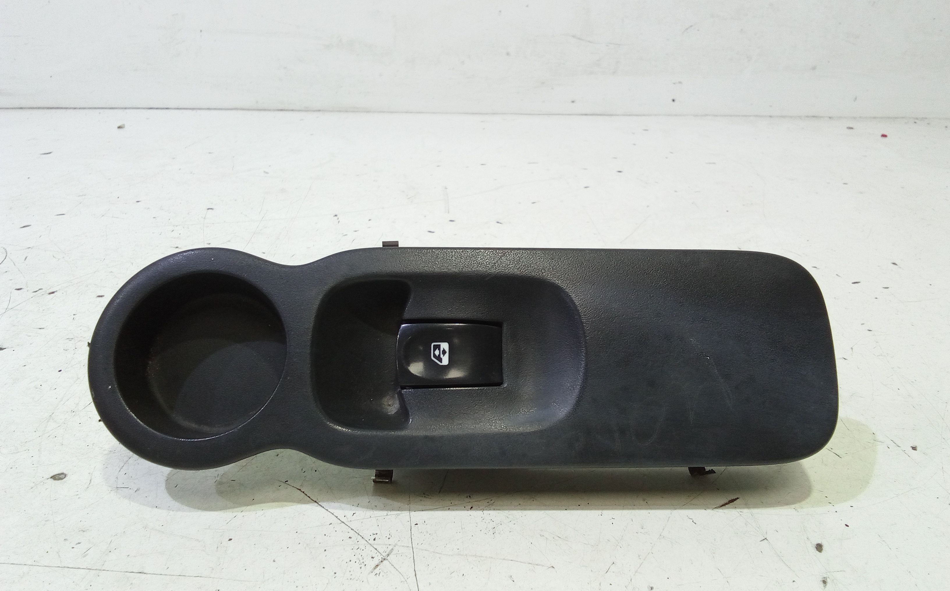 Interruttore Alzacristalli Porta Ant. Destro 8200214936 Usato