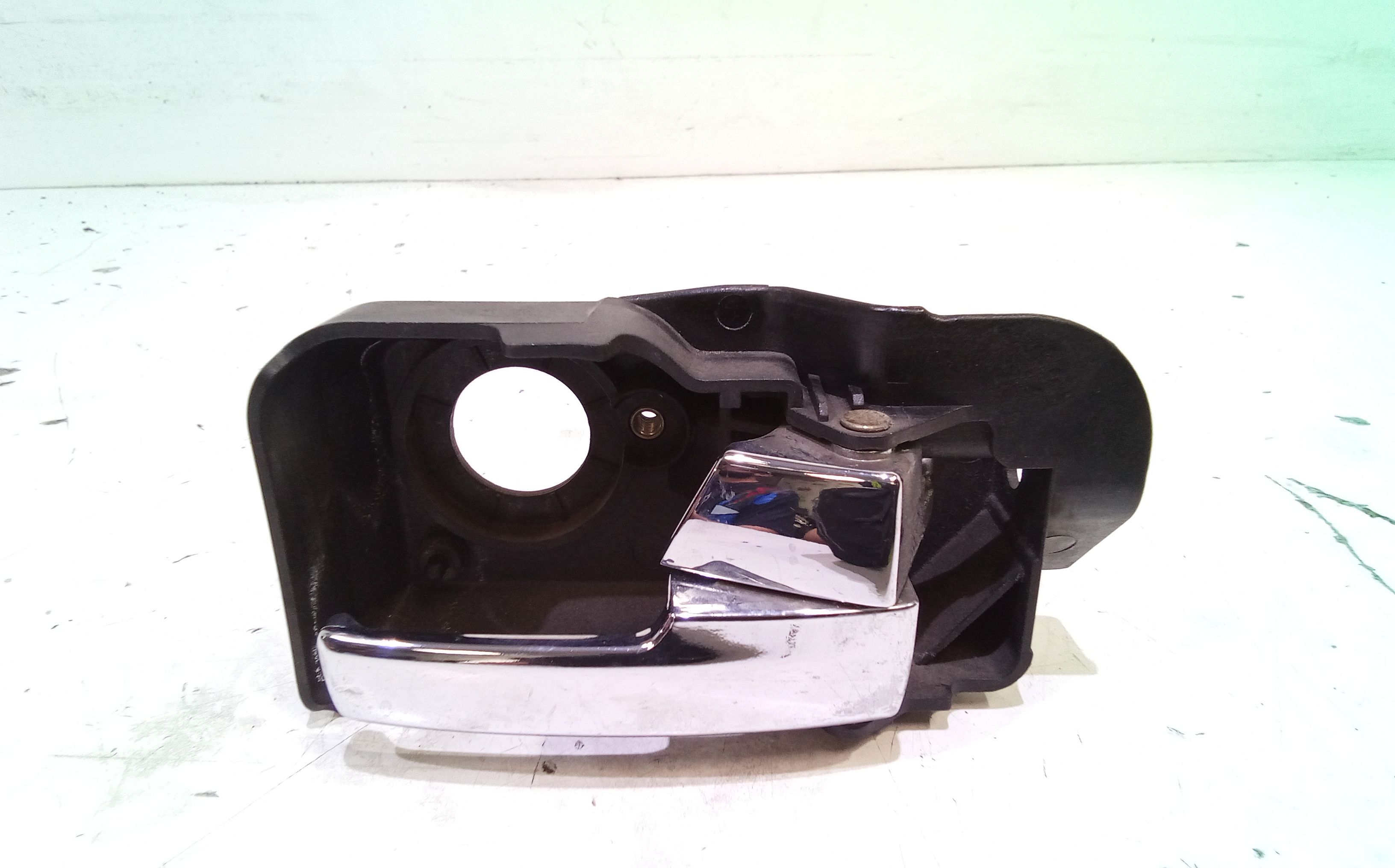 Maniglia Int. Apertura Porta Post. Destro 1352104 Usato