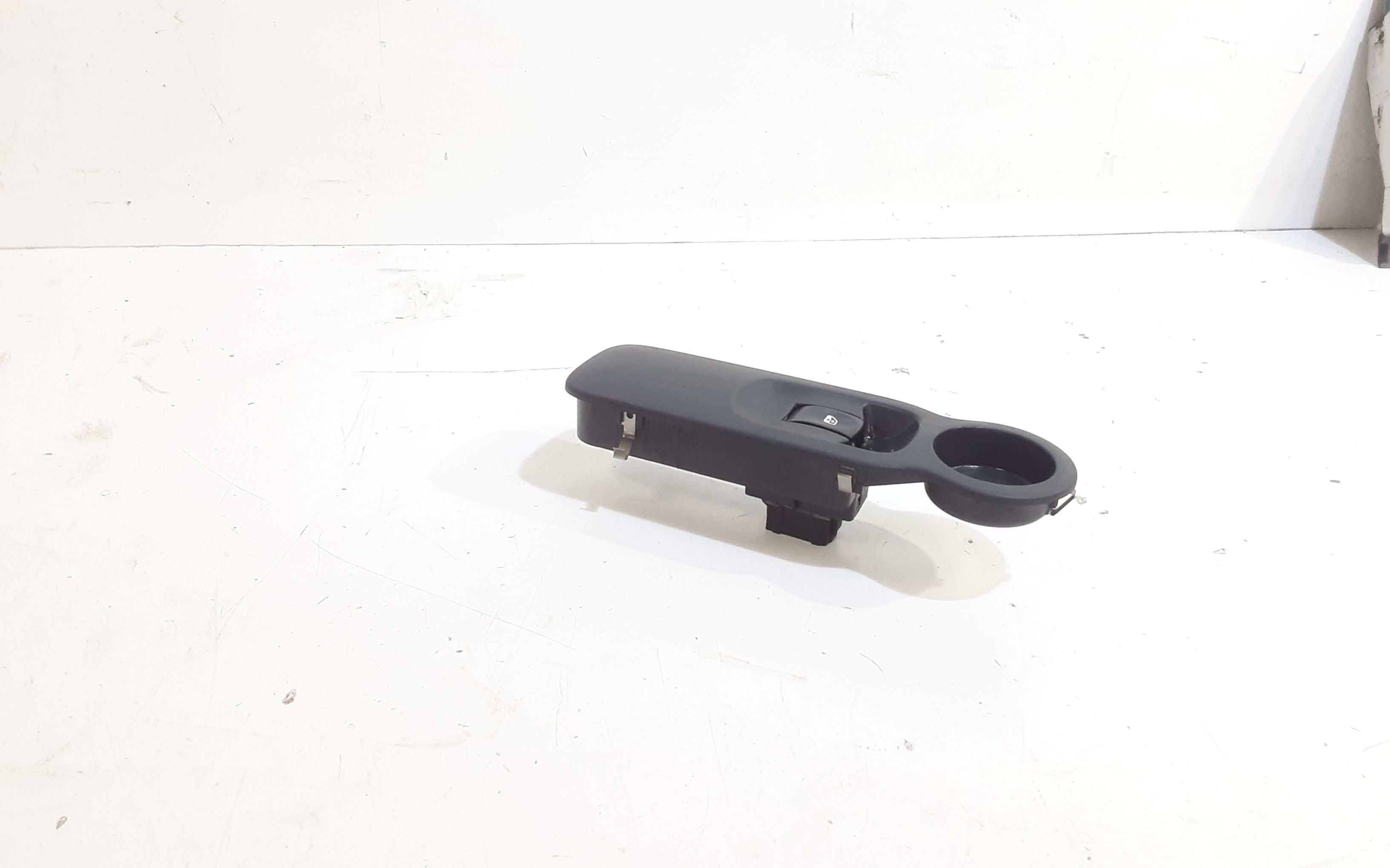 Interruttore Alzacristalli Porta Ant. Destro 8200214936 Usato