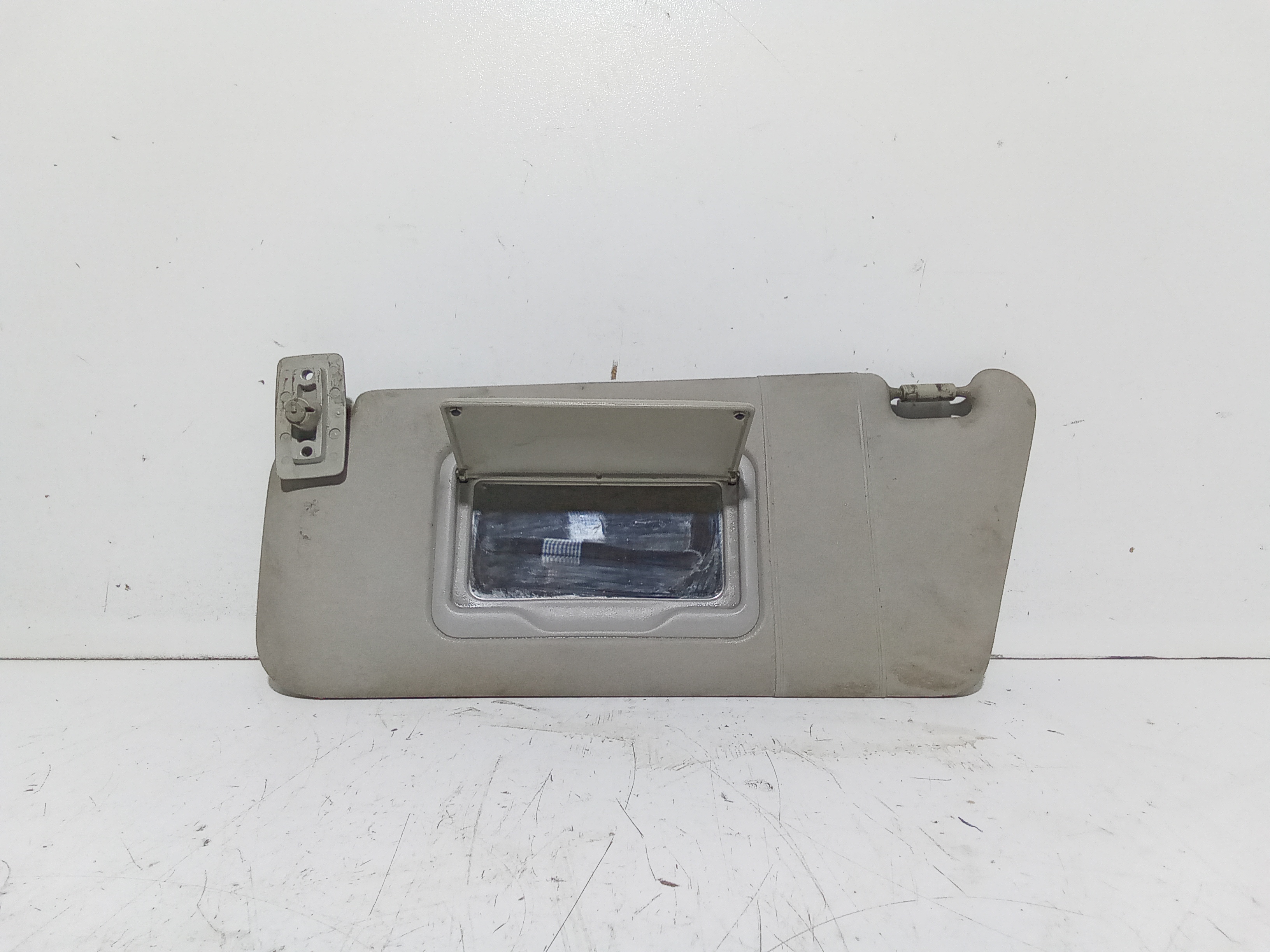 Aletta Parasole Parabrezza Sinistro A1688100110 Usato