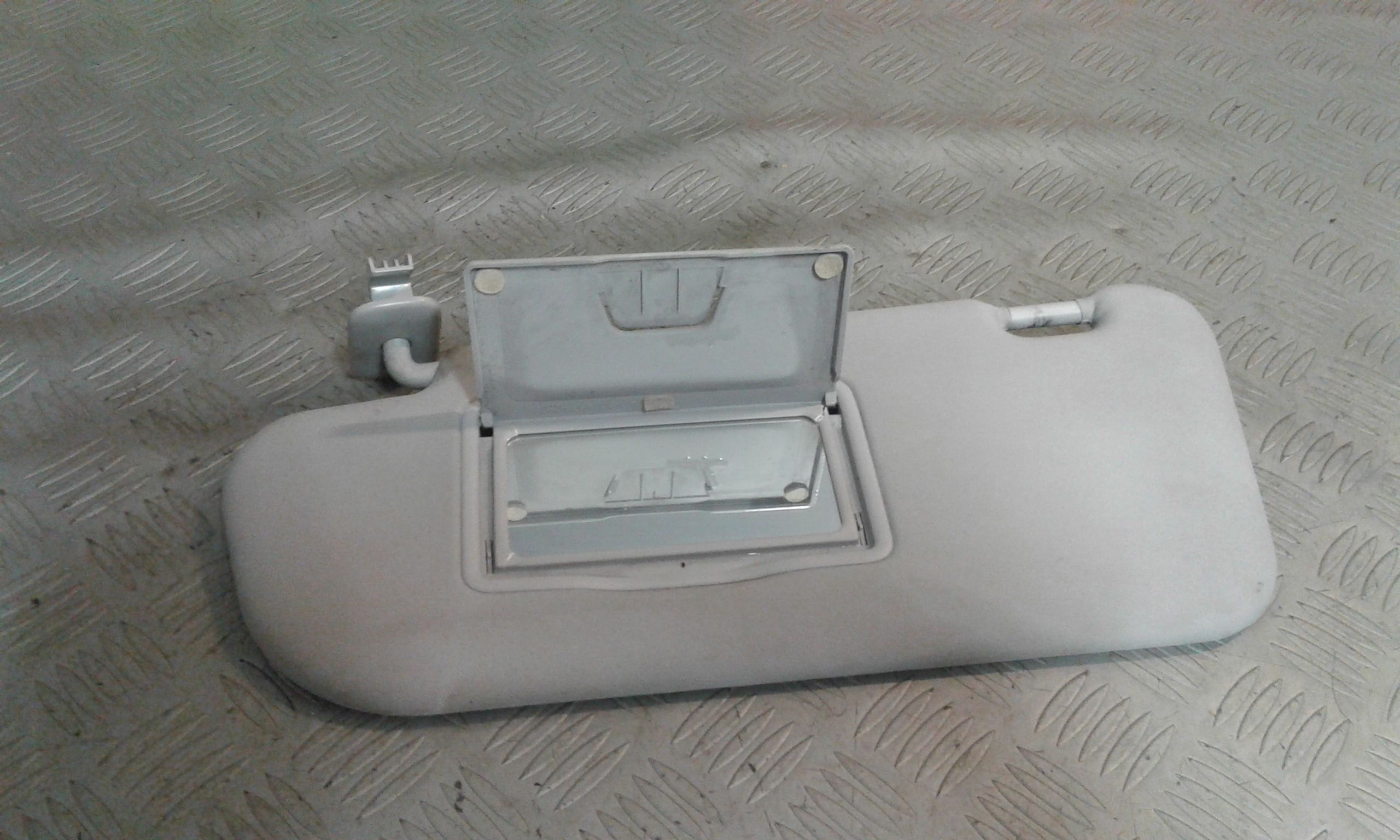 Aletta Parasole Parabrezza Sinistro BP4K69320C30 Usato