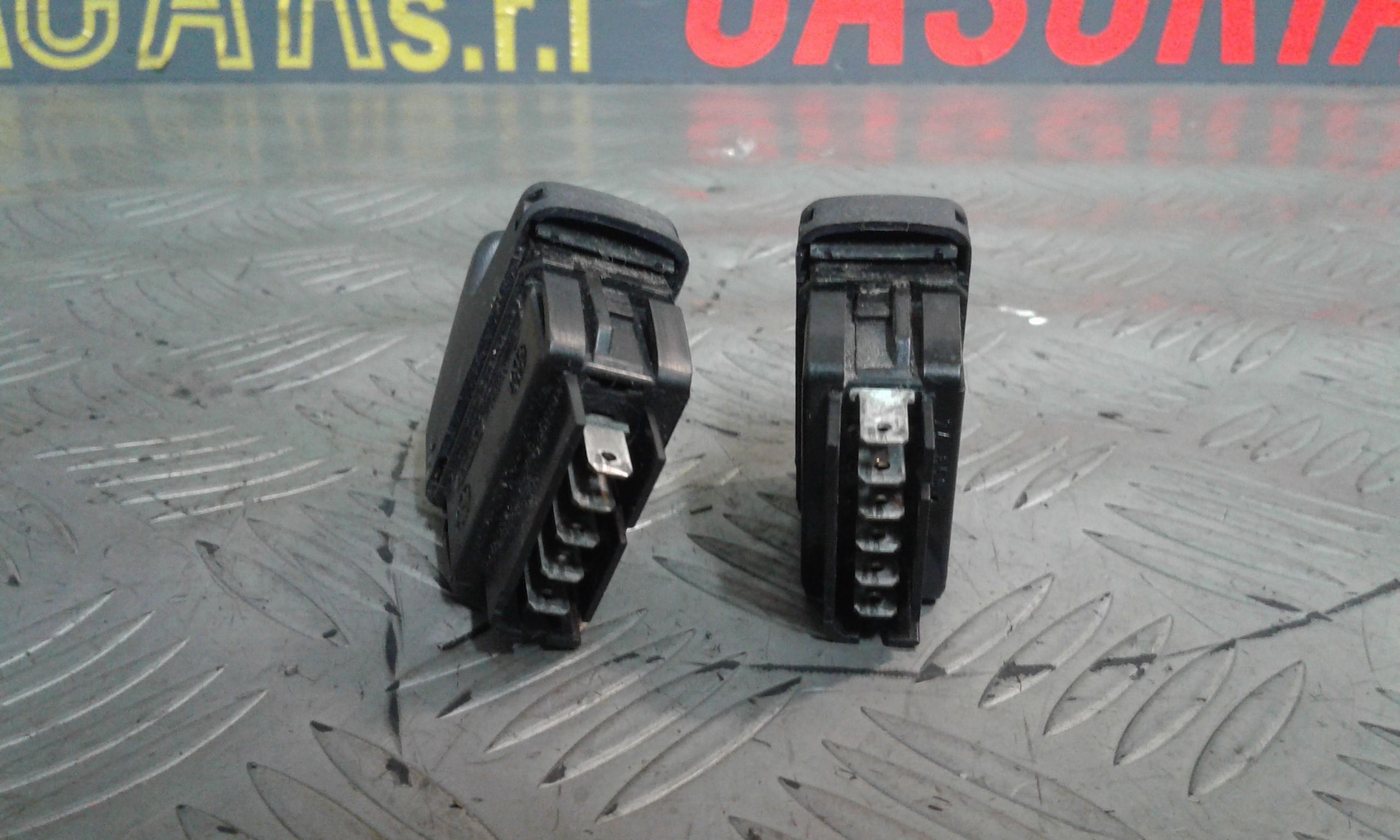 Interruttore Alzacristalli Porta Ant. Sinistro Usato