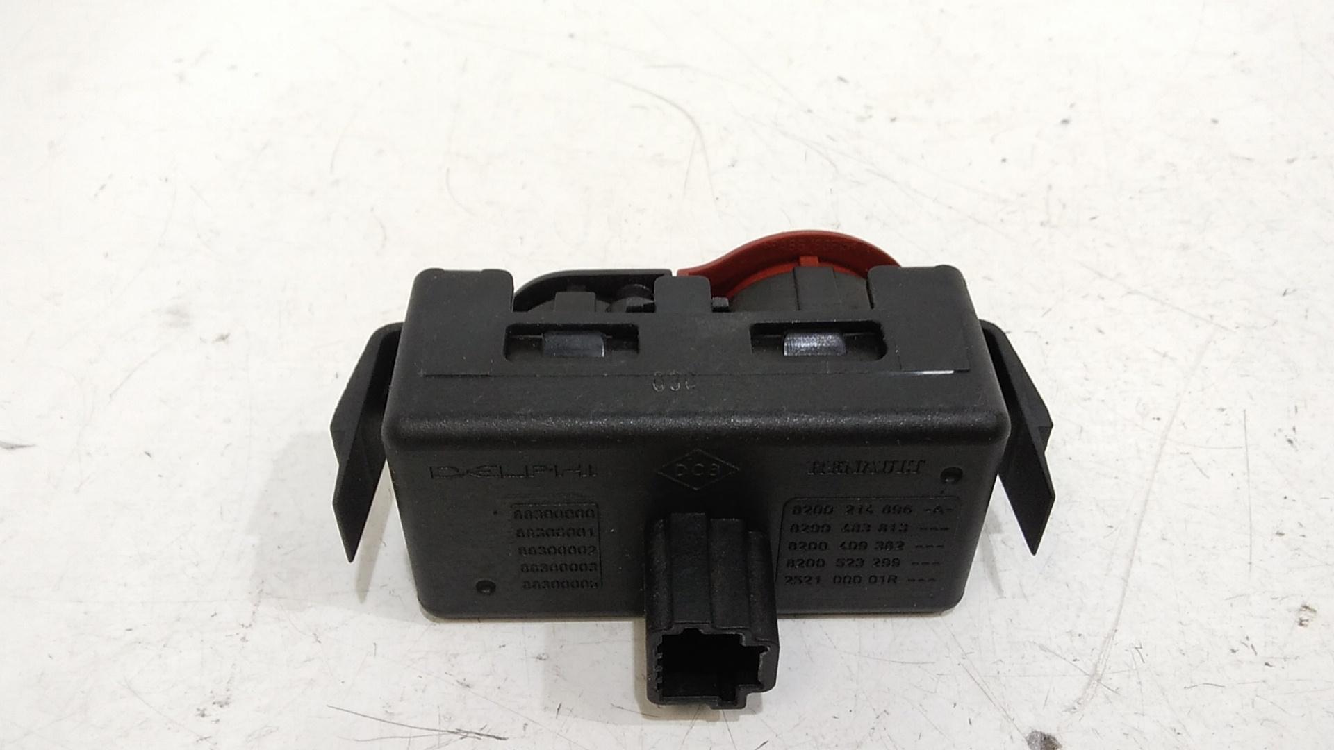 Interruttore Luci Emergenza 252103766R Usato