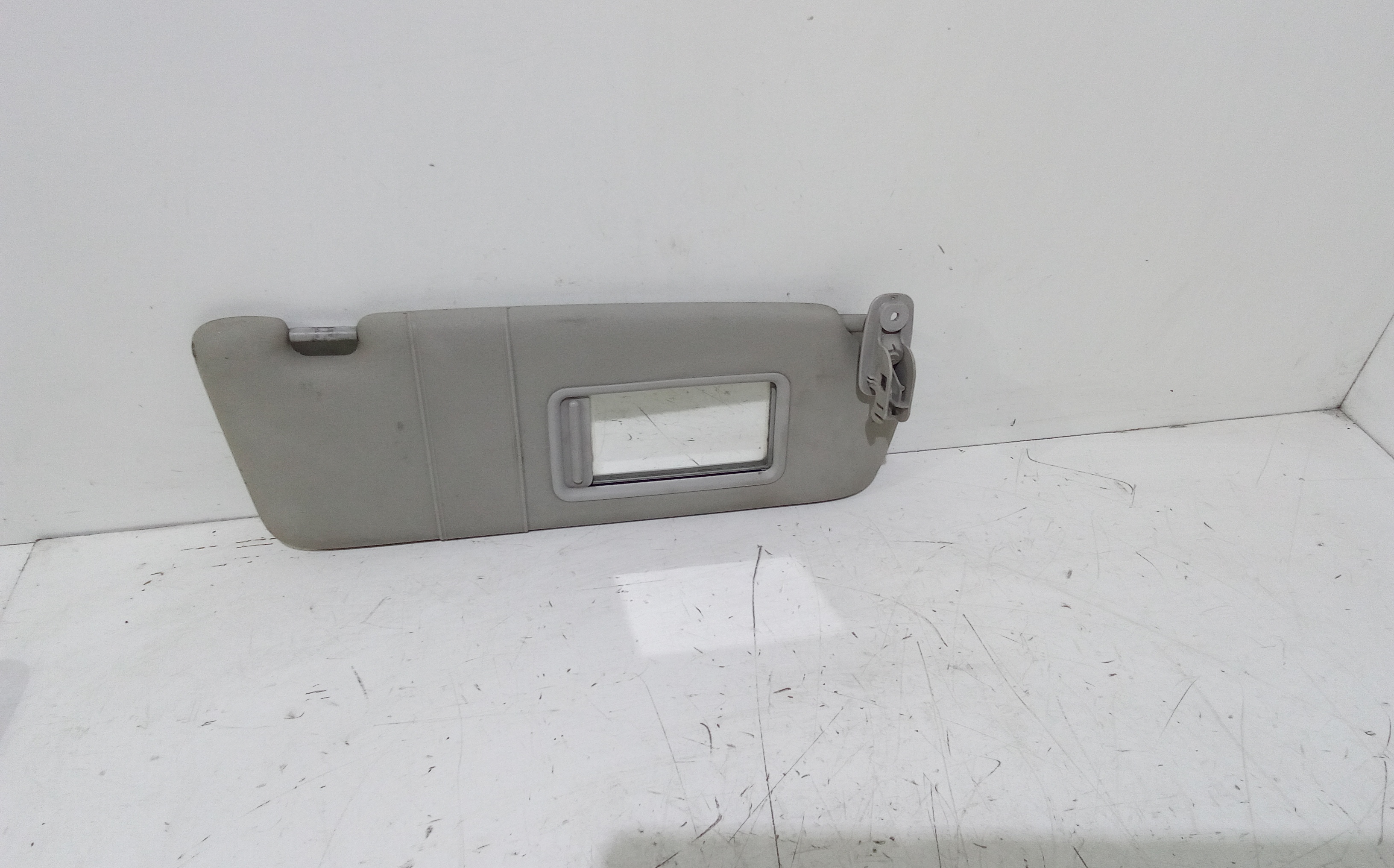 Aletta Parasole Parabrezza Destro 8P08575525B9 Usato