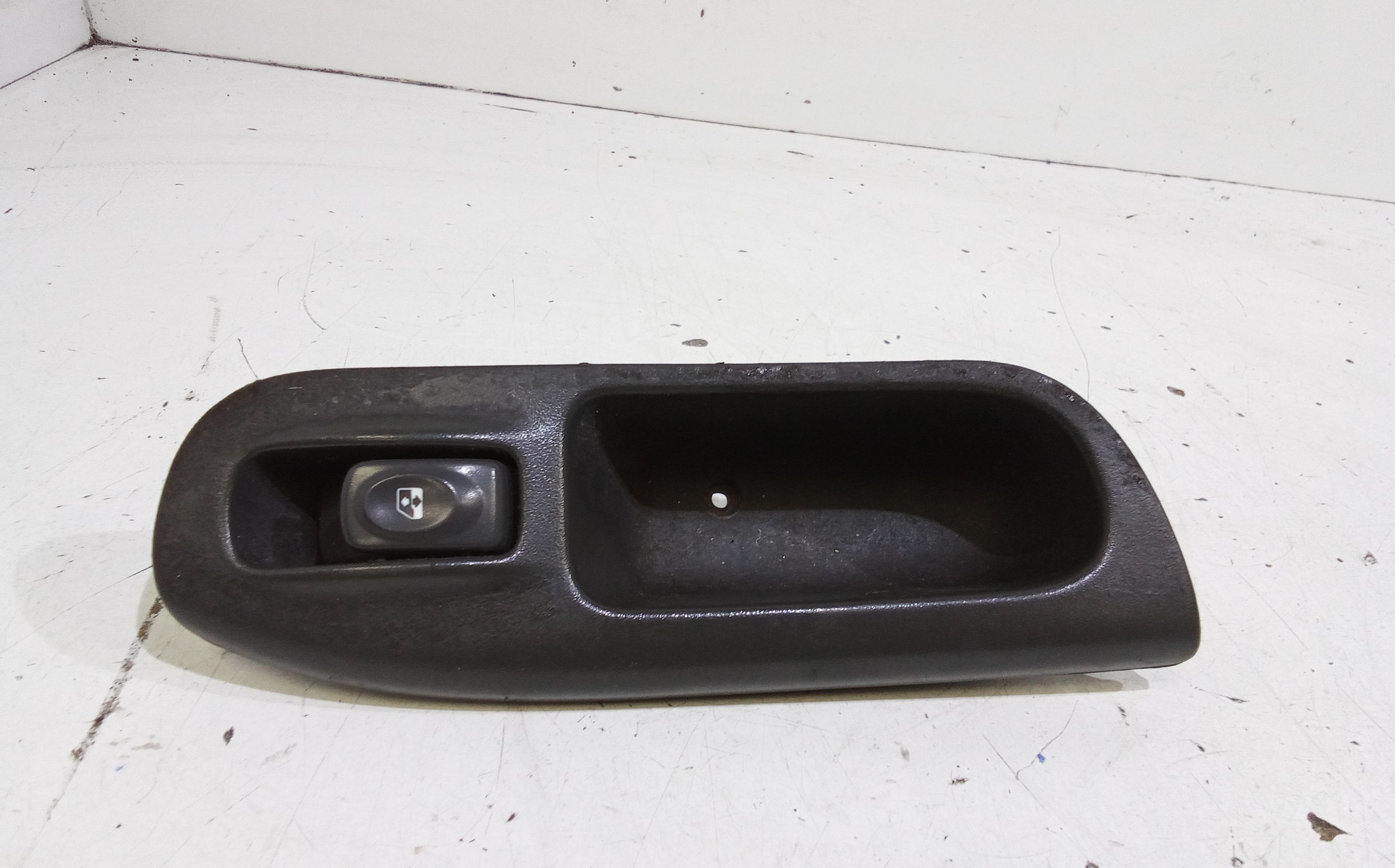 Interruttore Alzacristalli Porta Ant. Destro 8200220511 Usato