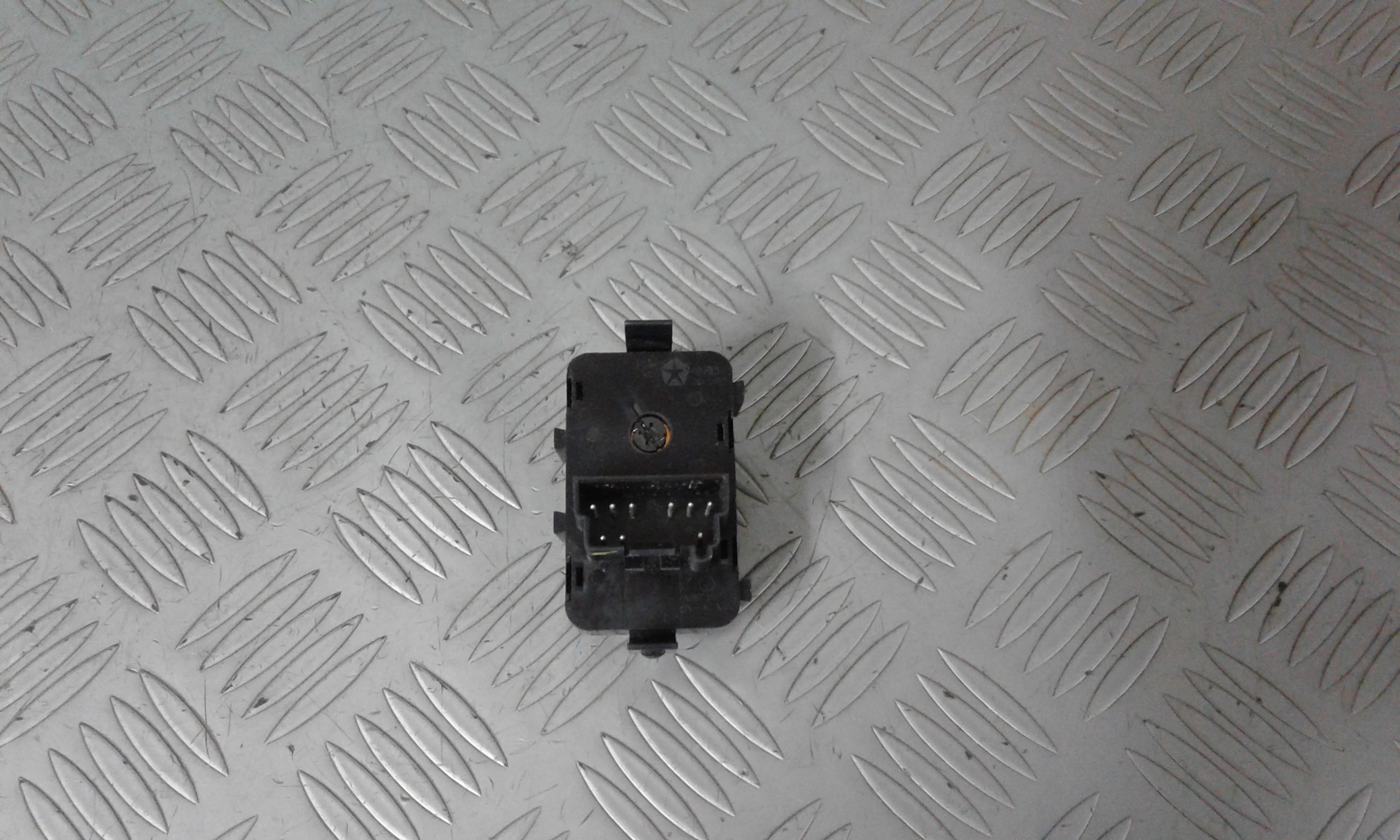 Interruttore Regolazione Retrovisore Est. K04685317AF Usato