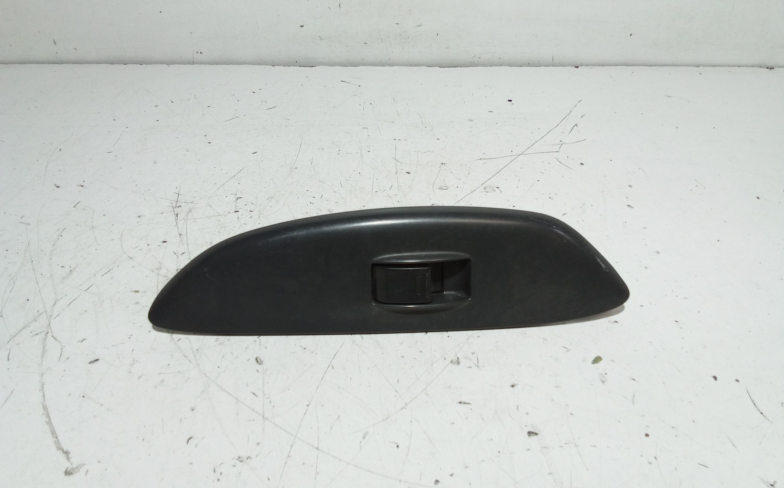 Interruttore Alzacristalli Porta Ant. Destro 848100D010 Usato