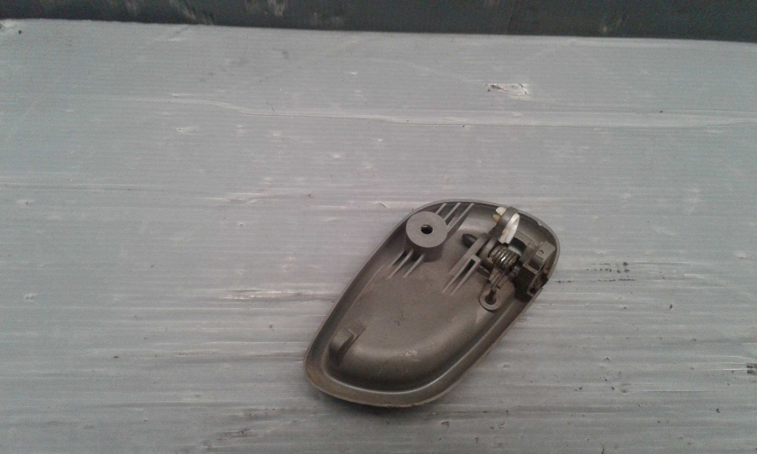 Maniglia Int. Apertura Porta Post. Sinistro 8310483E00T01 Usato