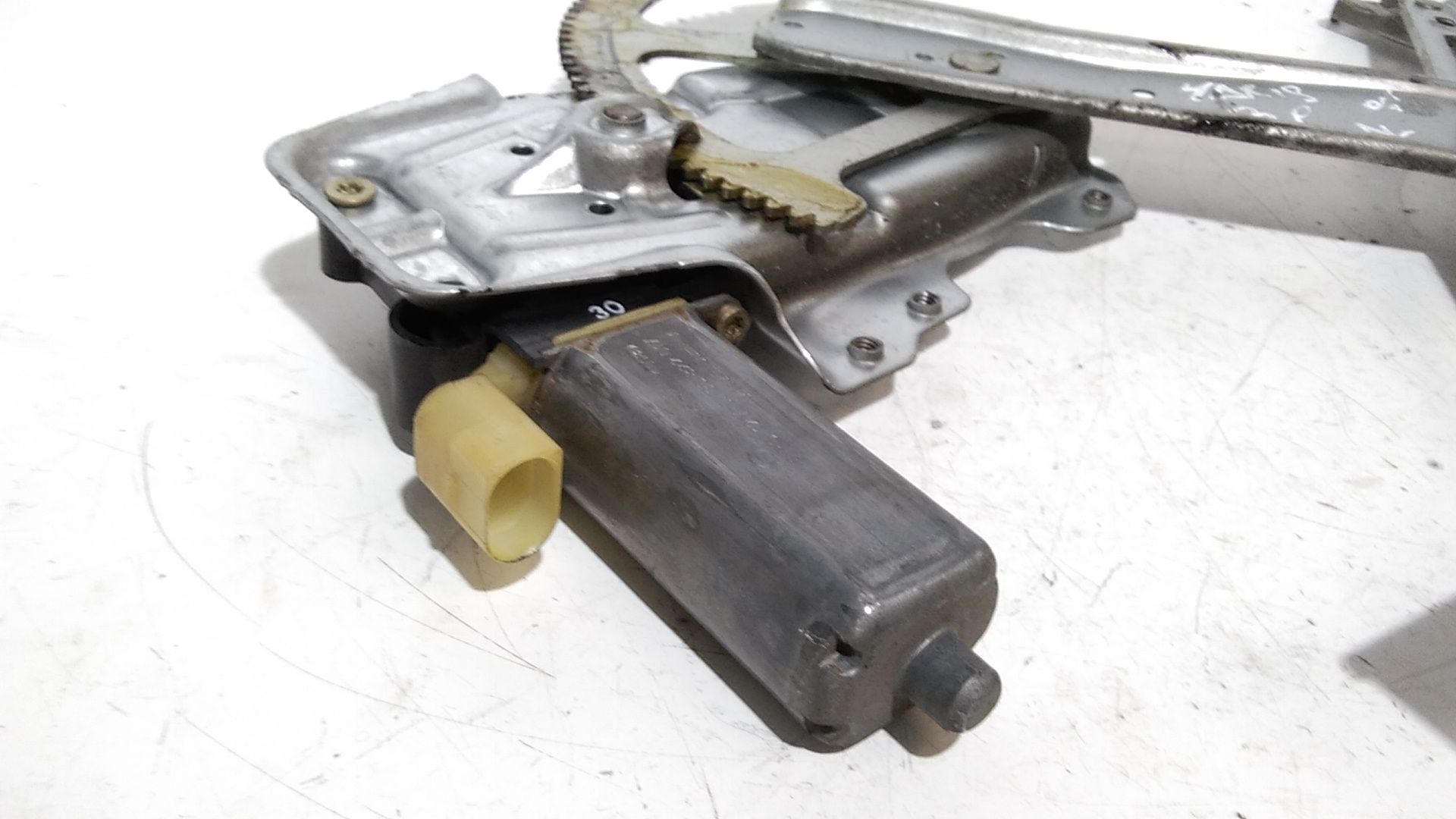 Alzacristallo Porta Ant. Destro 698100D010 Usato