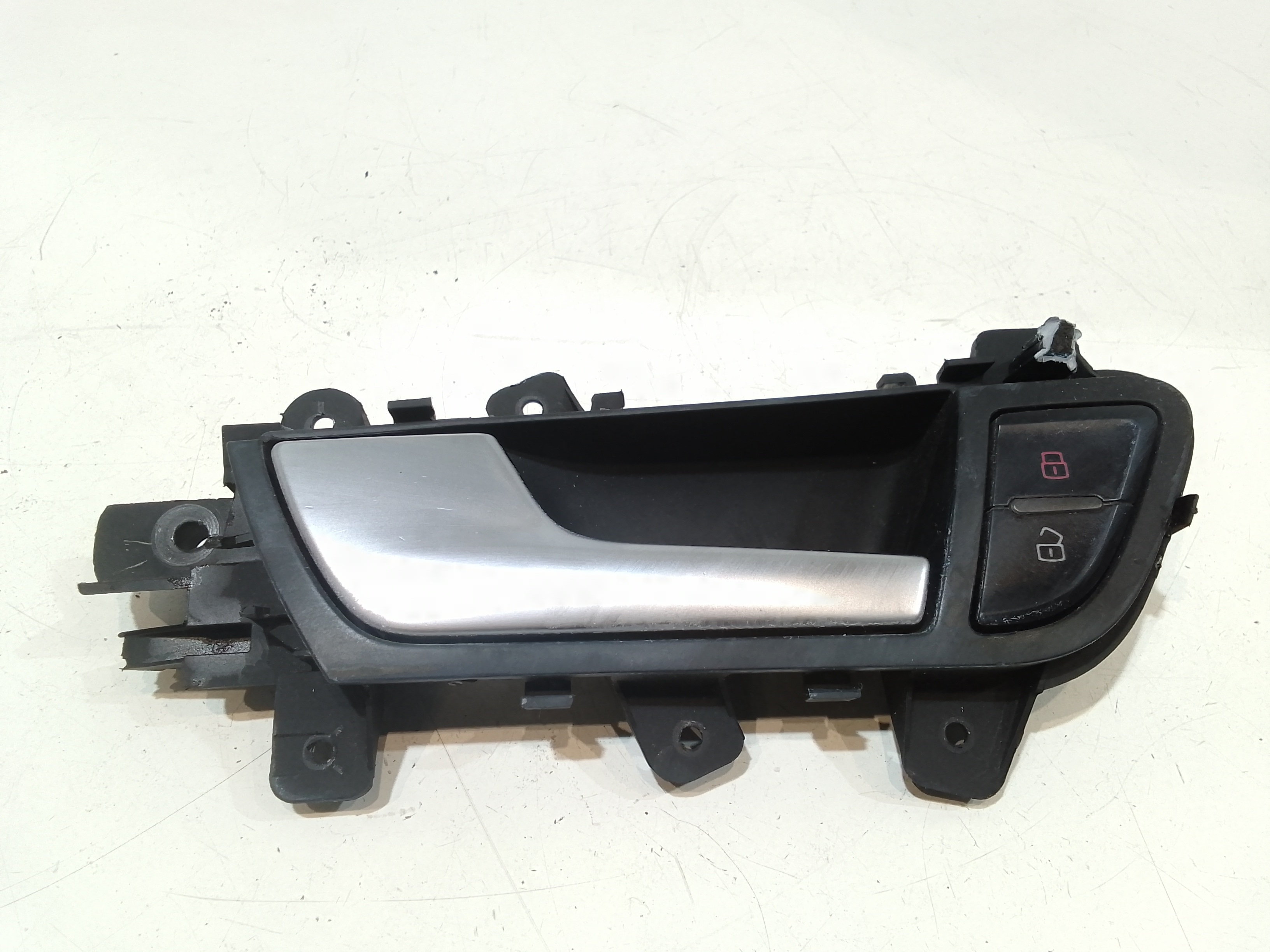 Maniglia Int. Apertura Porta Ant. Sinistro 8K0837019G7PE Usato