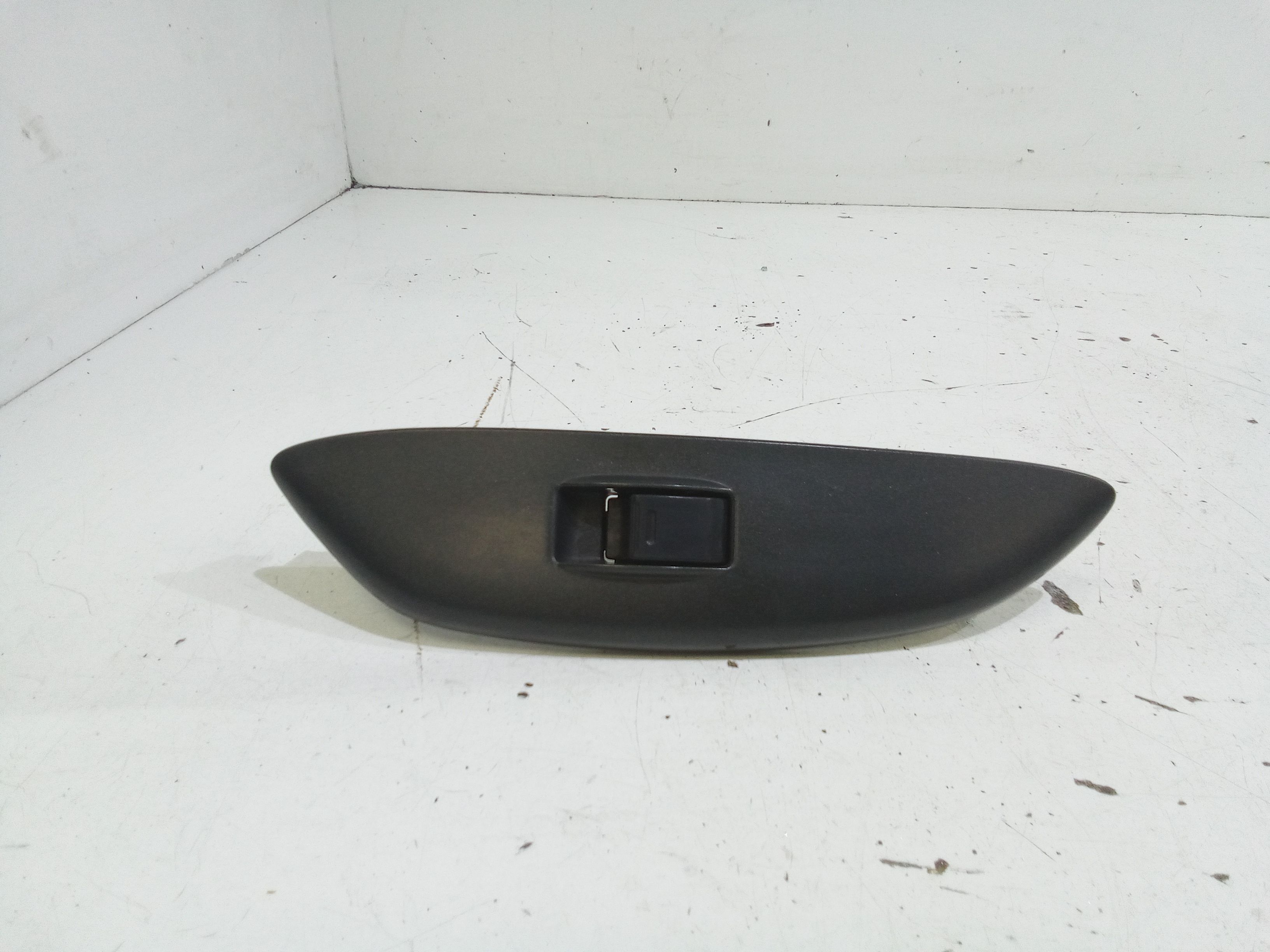 Interruttore Alzacristalli Porta Ant. Destro 8481012080 Usato