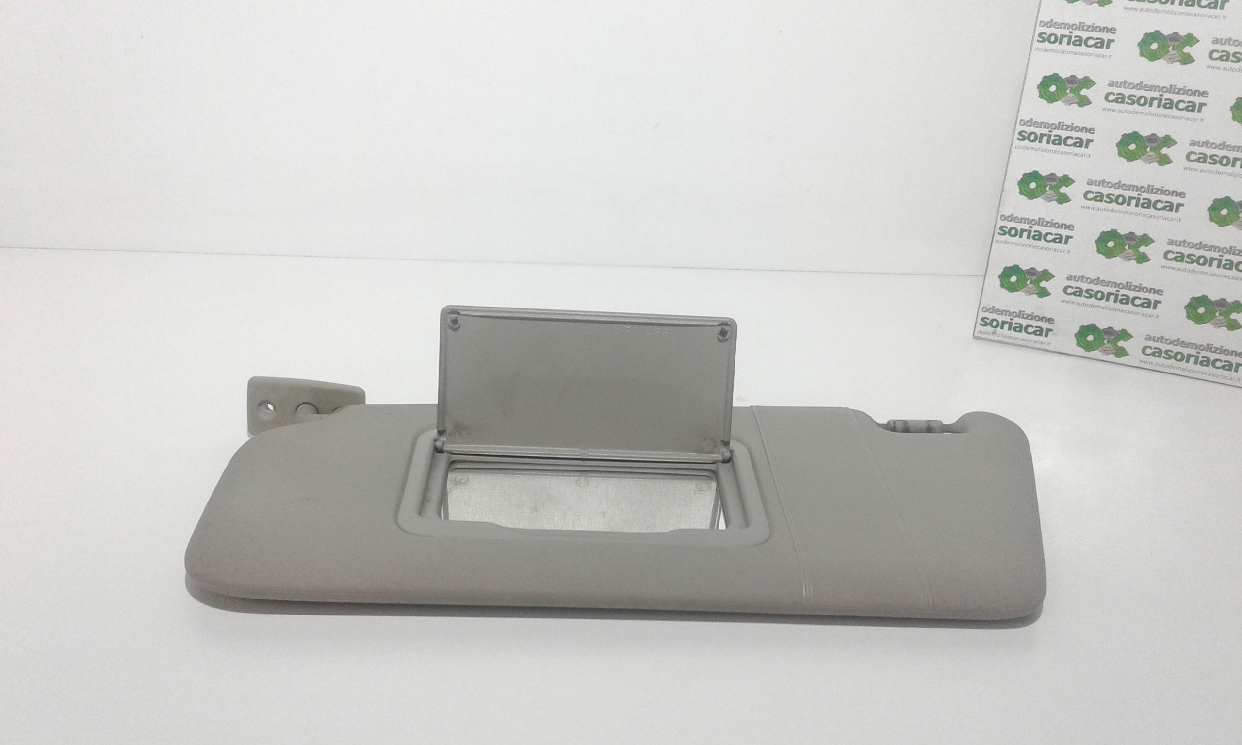 Aletta Parasole Parabrezza Sinistro A1688100110 Usato