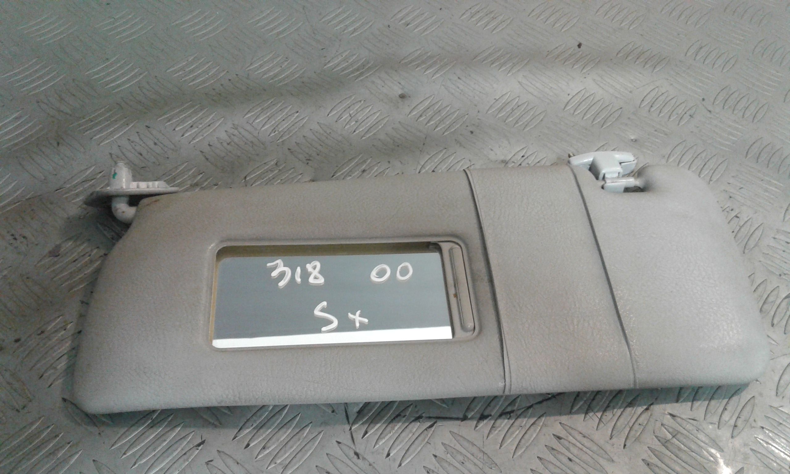 Aletta Parasole Parabrezza Sinistro 51162699047 Usato