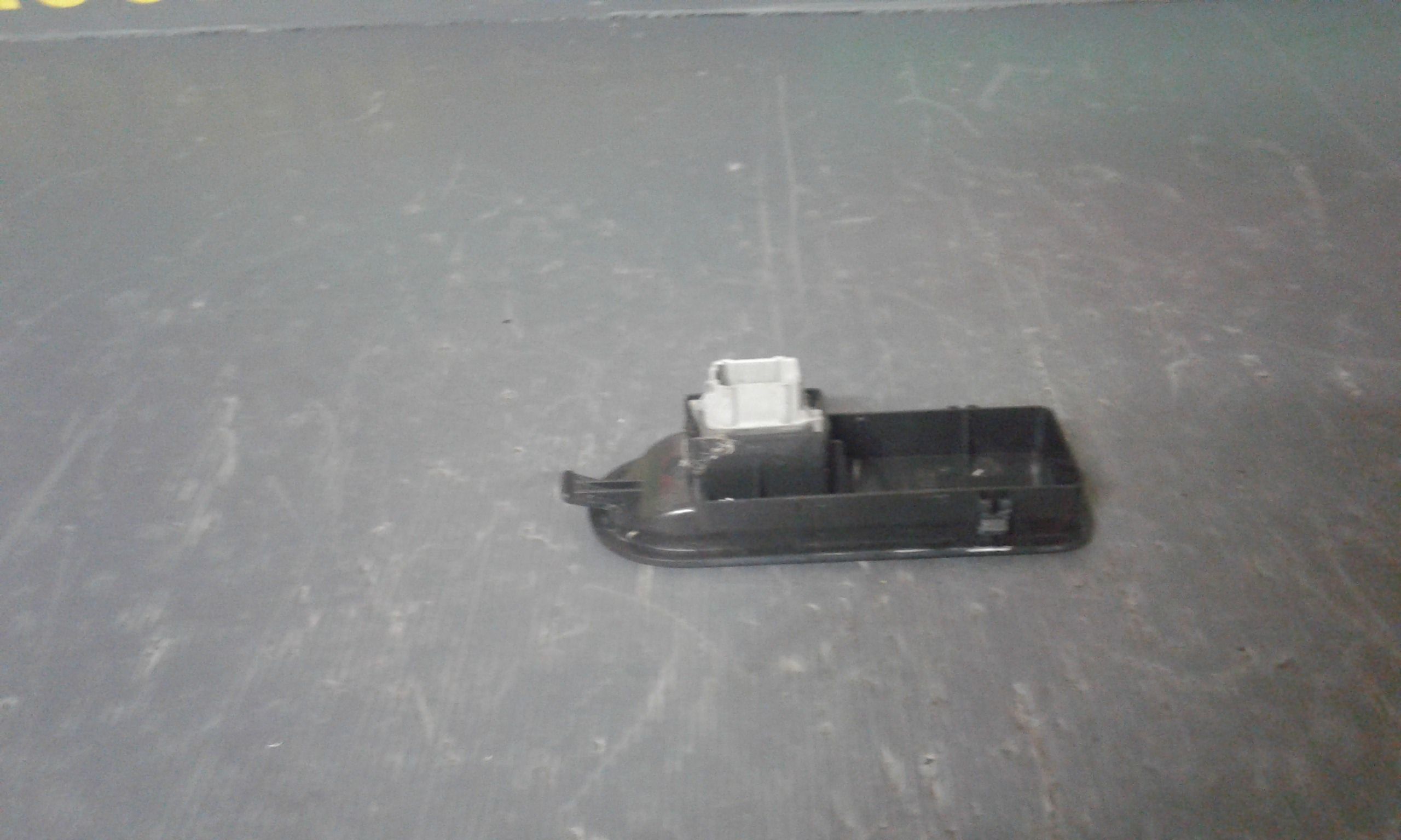 Interruttore Alzacristalli Porta Ant. Destro 8200220511 Usato