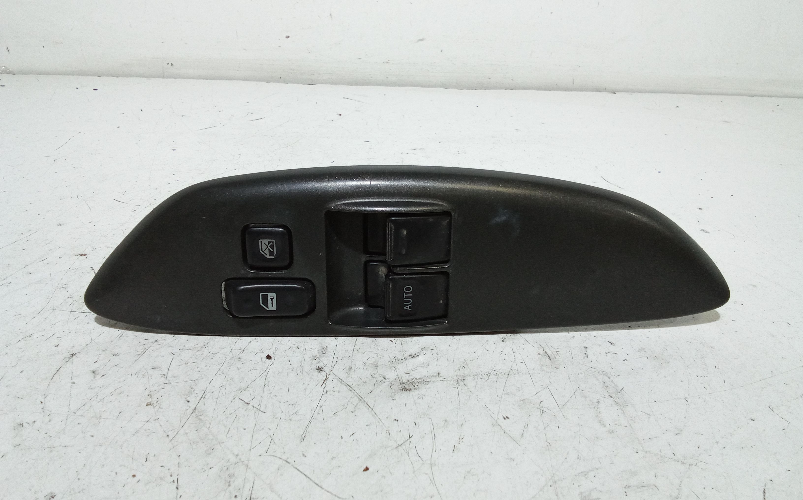 Interruttore Alzacristalli Porta Ant. Sinistro 8482010100 Usato