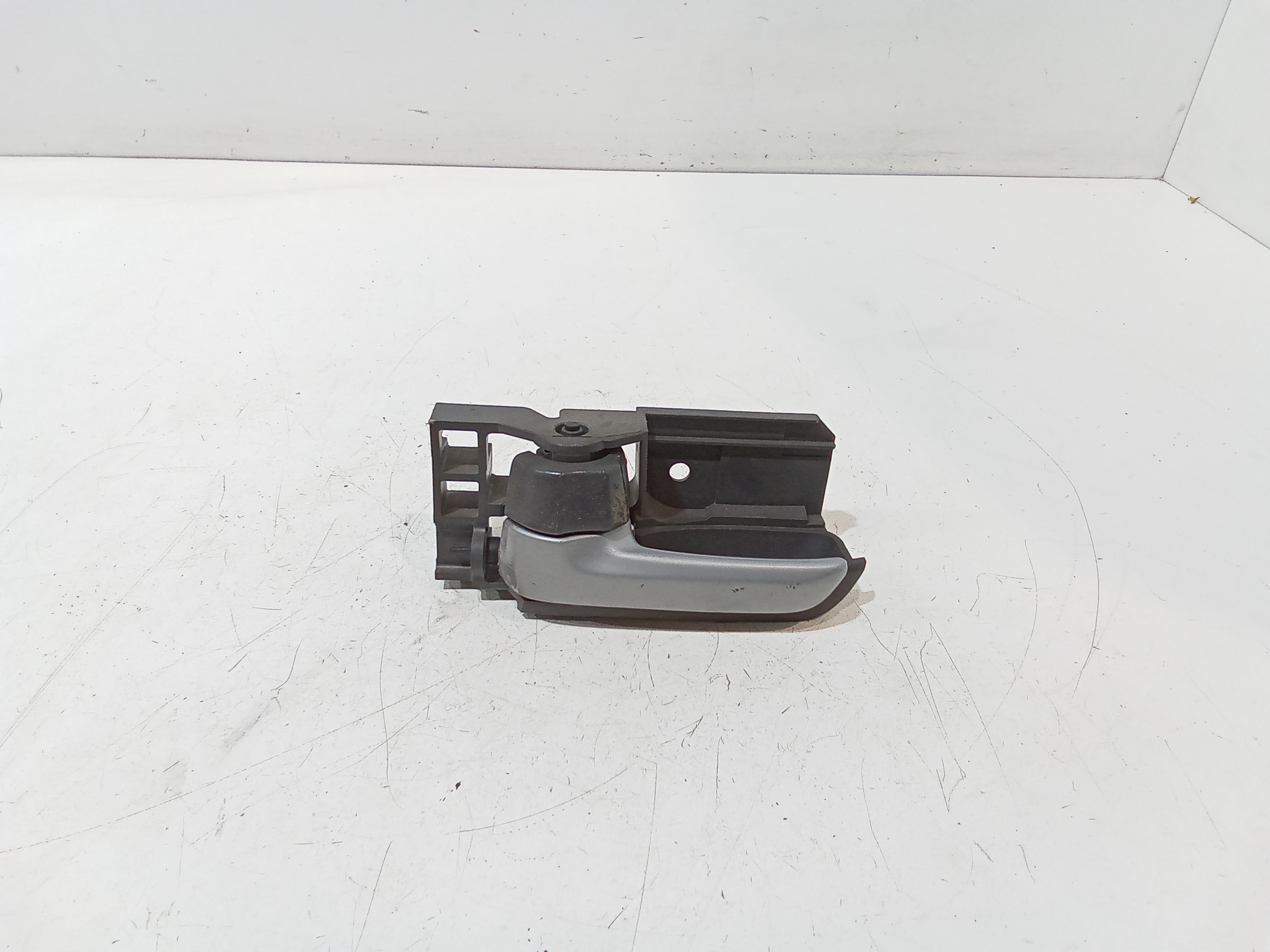 Maniglia Int. Apertura Porta Ant. Sinistro 806714A00F Usato