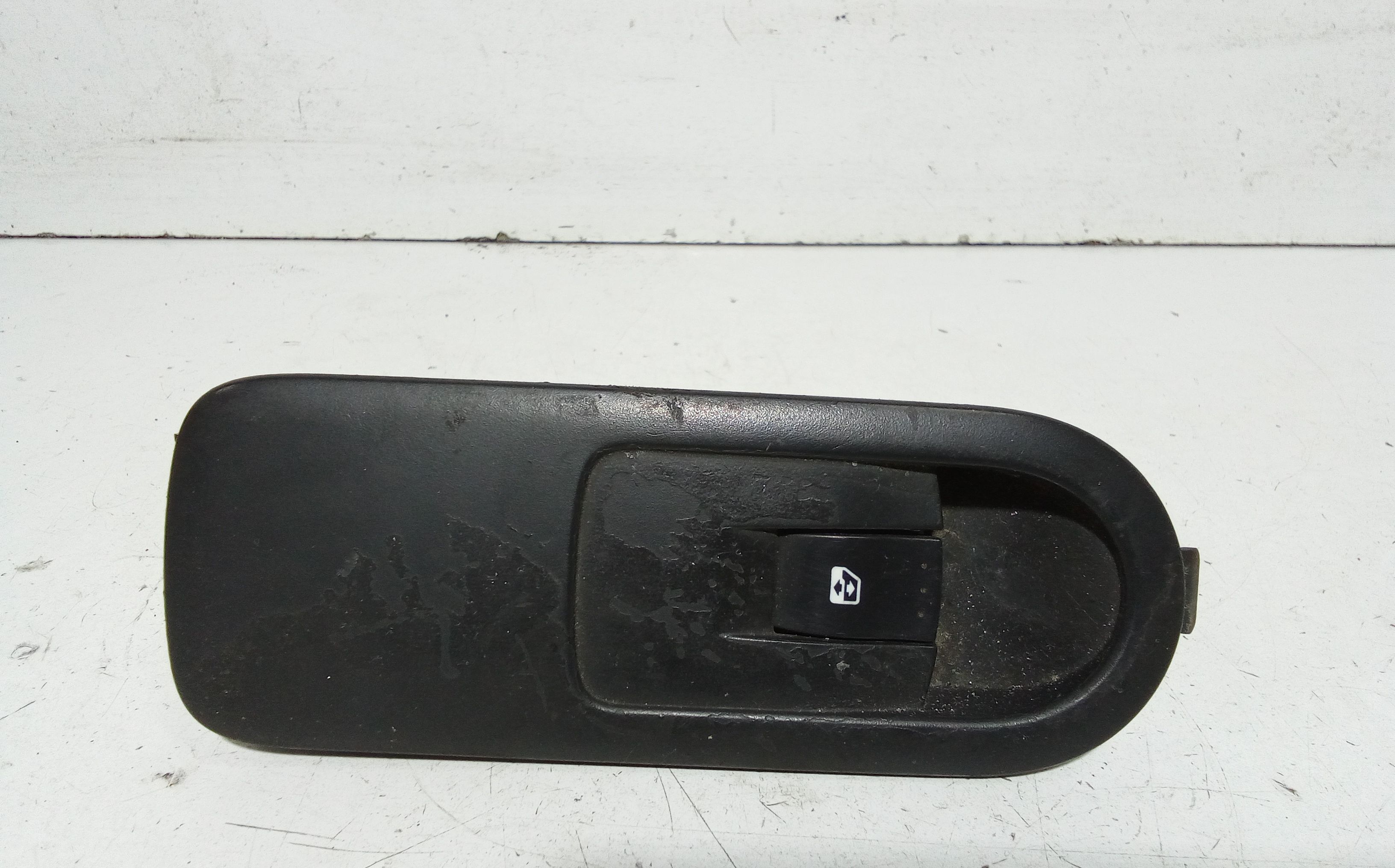 Interruttore Alzacristalli Porta Ant. Destro 8200220511 Usato