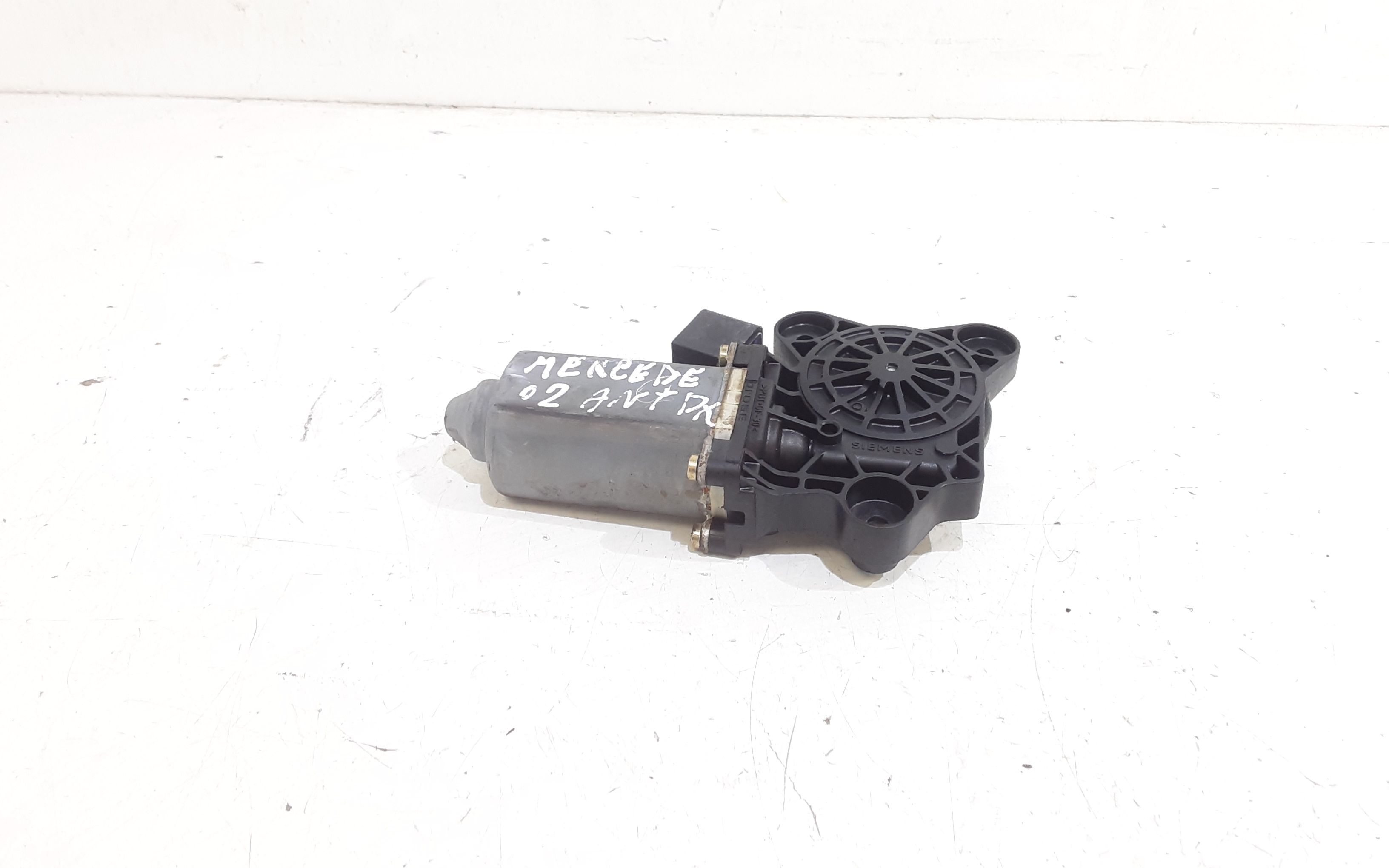 Motorino Alzacristallo Porta Ant. Destro A2118202942 Usato