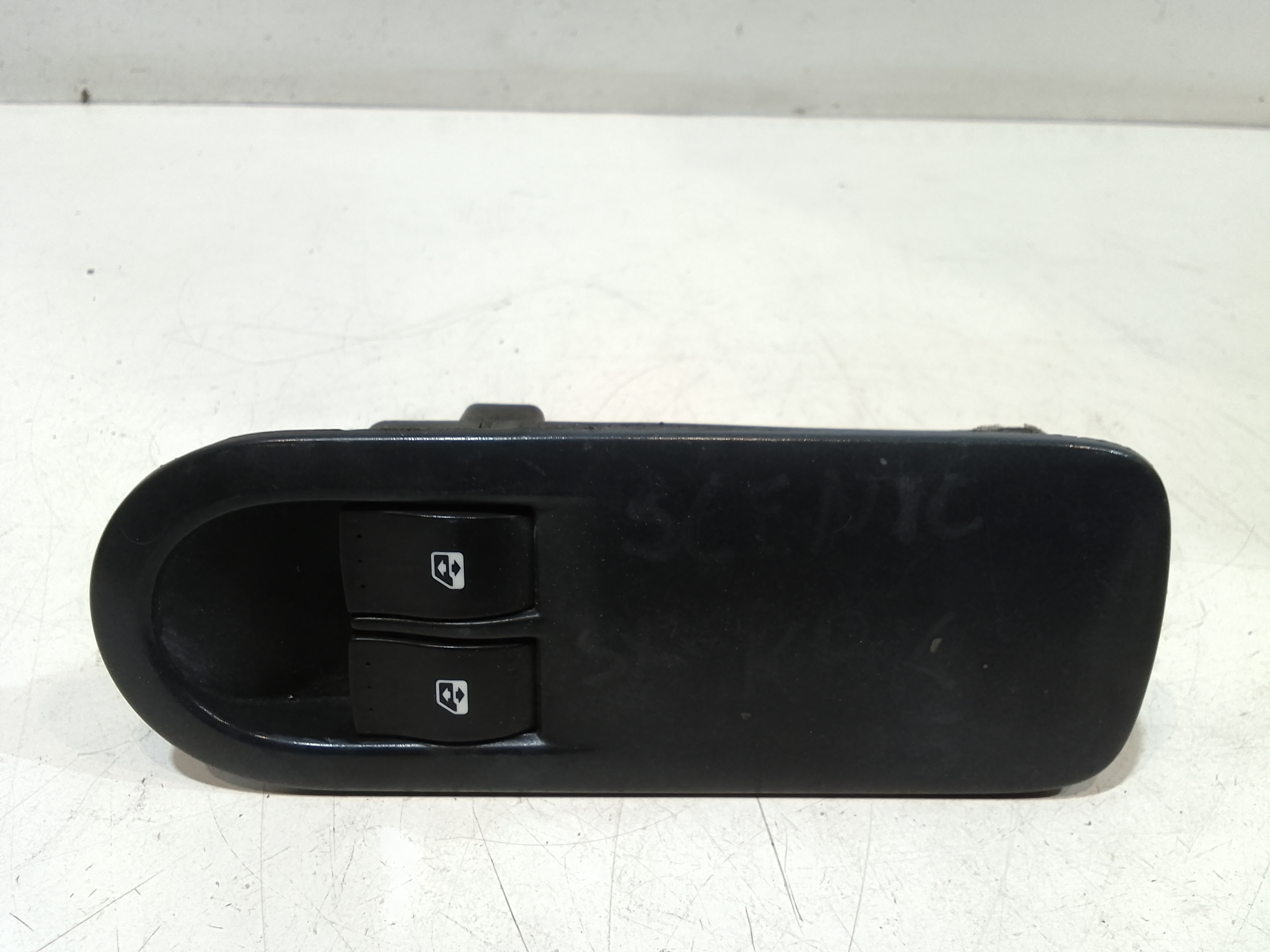 Interruttore Alzacristalli Porta Ant. Sinistro 8200107772 Usato