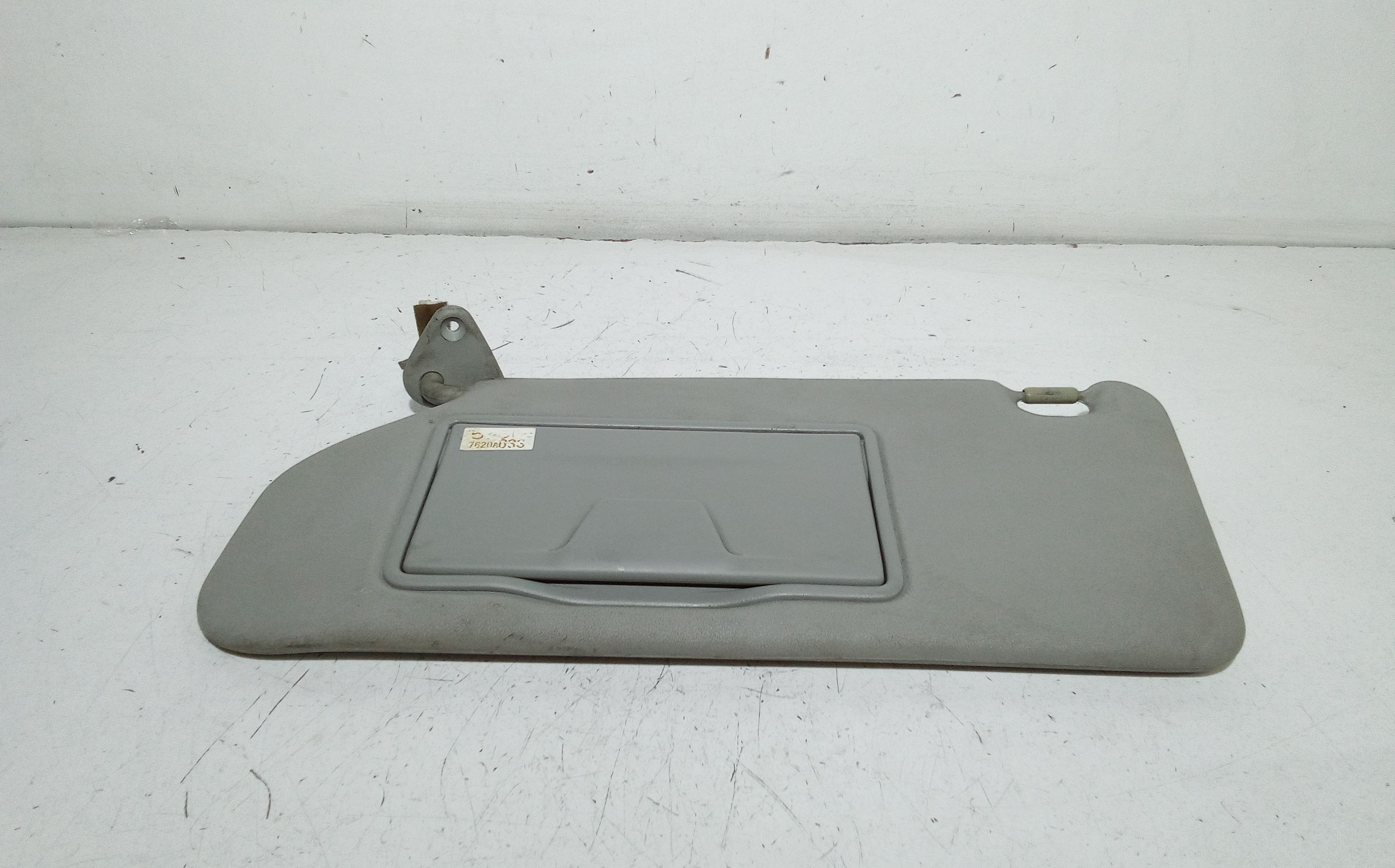 Aletta Parasole Parabrezza Sinistro 7620A067HA Usato