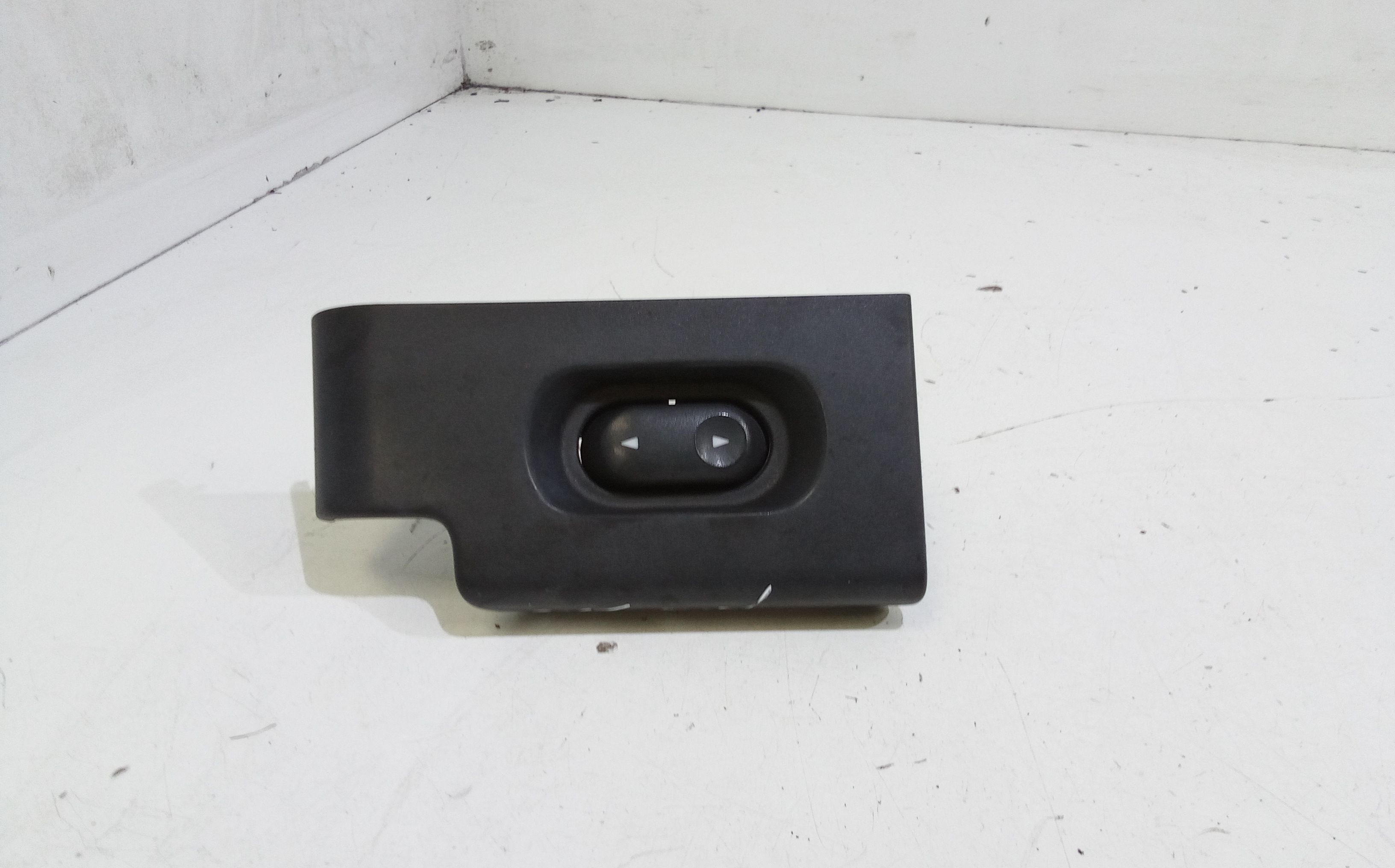 Interruttore Alzacristalli Porta Post. Destro YUF000200LNF Usato