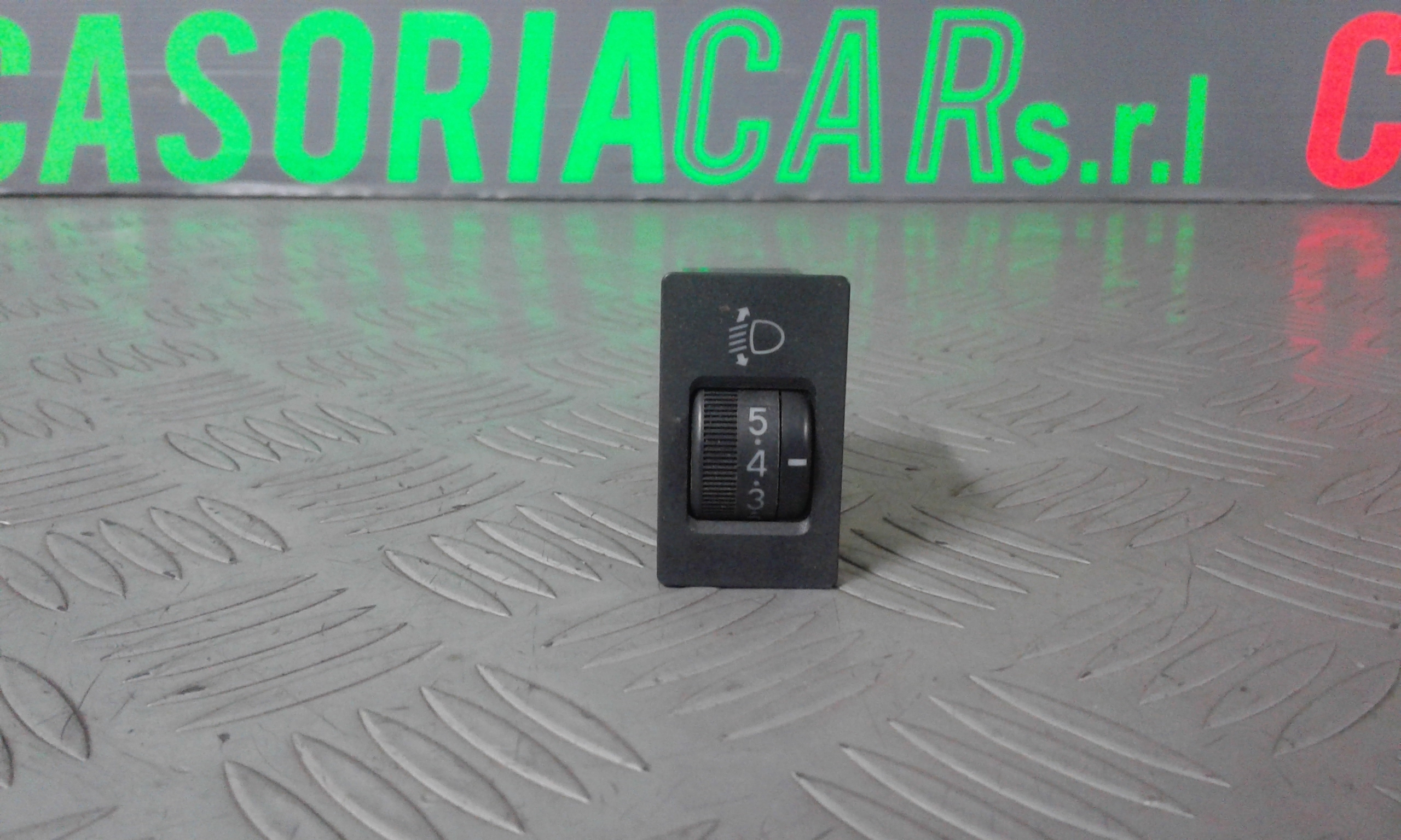 Comando Regolazione Altezza Proiettori 8415220050 Usato