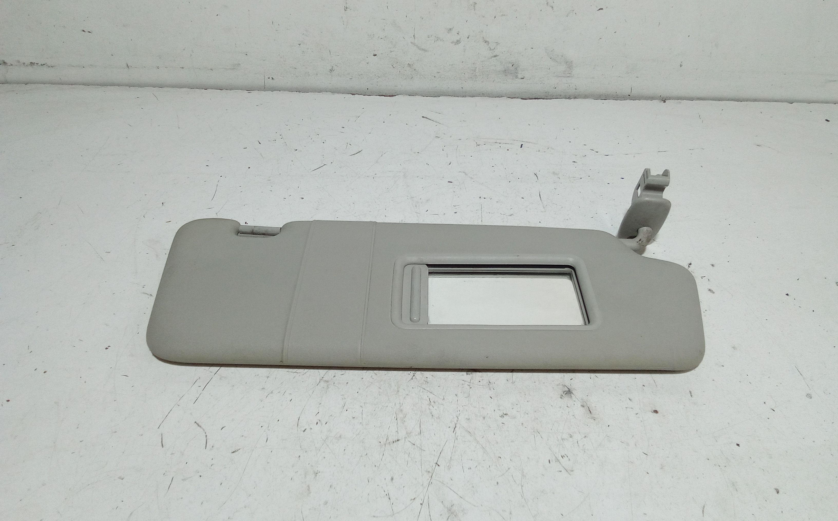 Aletta Parasole Parabrezza Destro 8P08575525B9 Usato