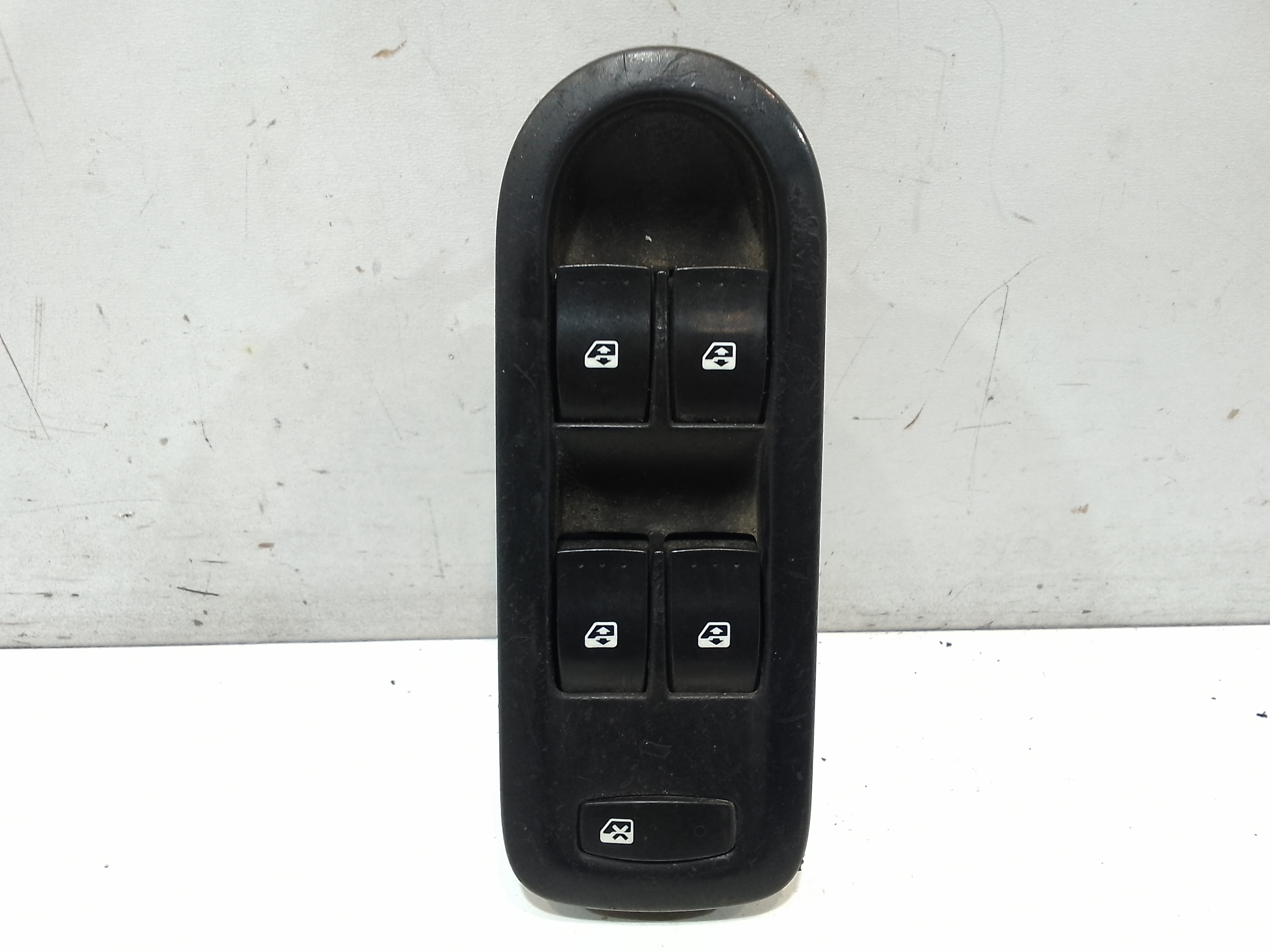 Interruttore Alzacristalli Porta Ant. Sinistro 8200107772 Usato