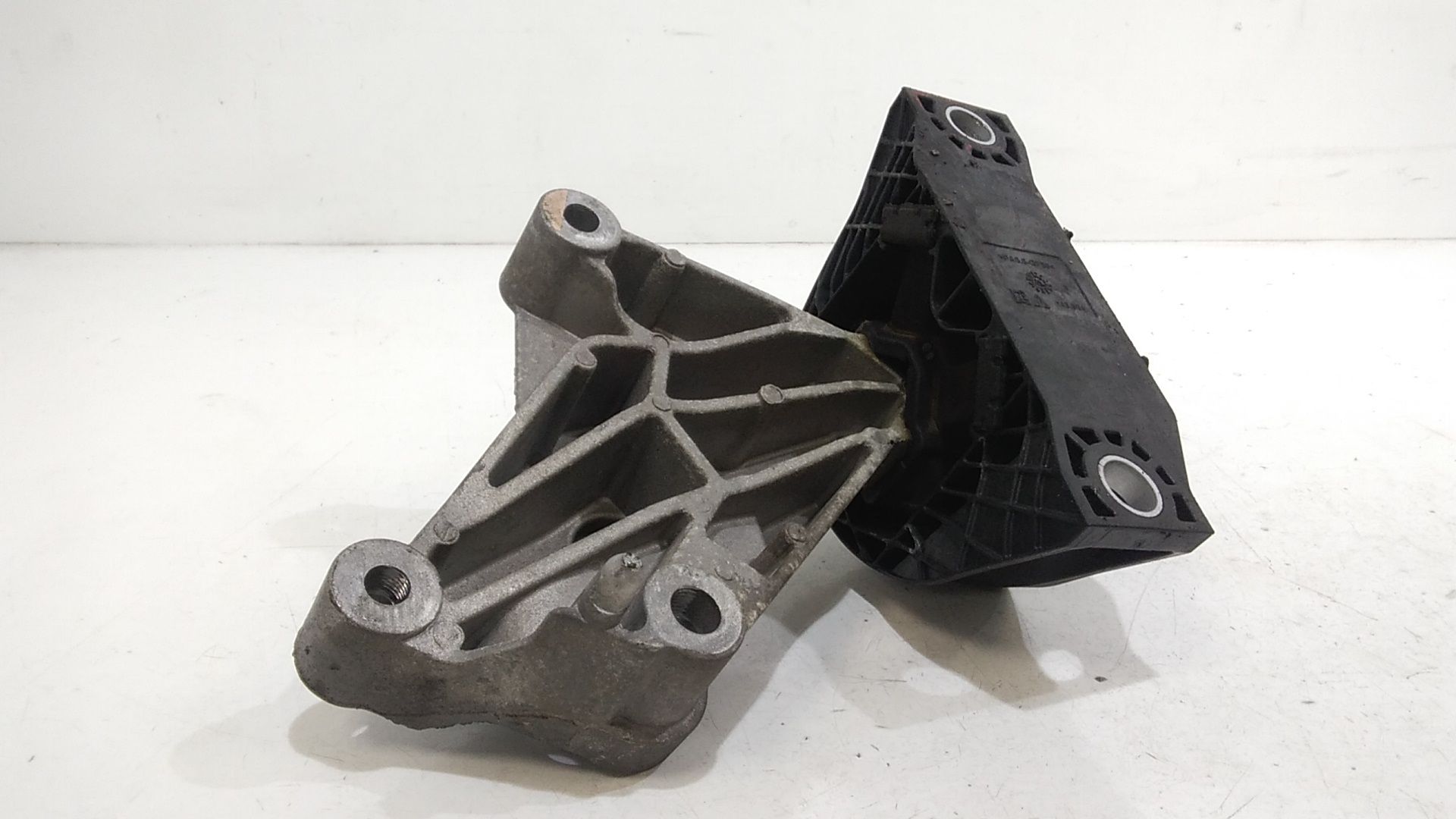 Piastra Alloggiamento Supporto Motore (Con Eventuale Bielletta O Tirante Associato) Usato