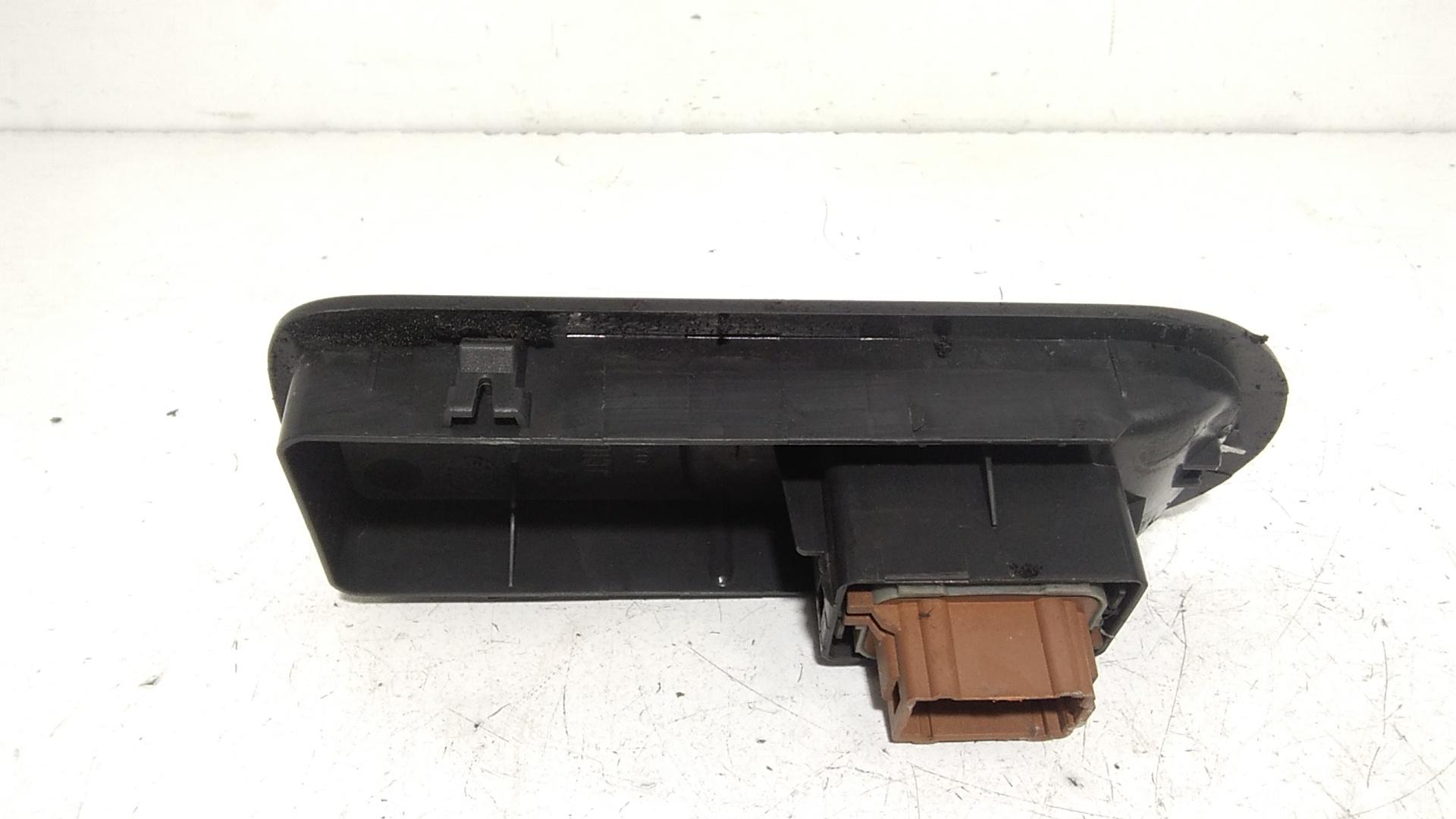 Interruttore Alzacristalli Porta Ant. Destro 8200220511 Usato